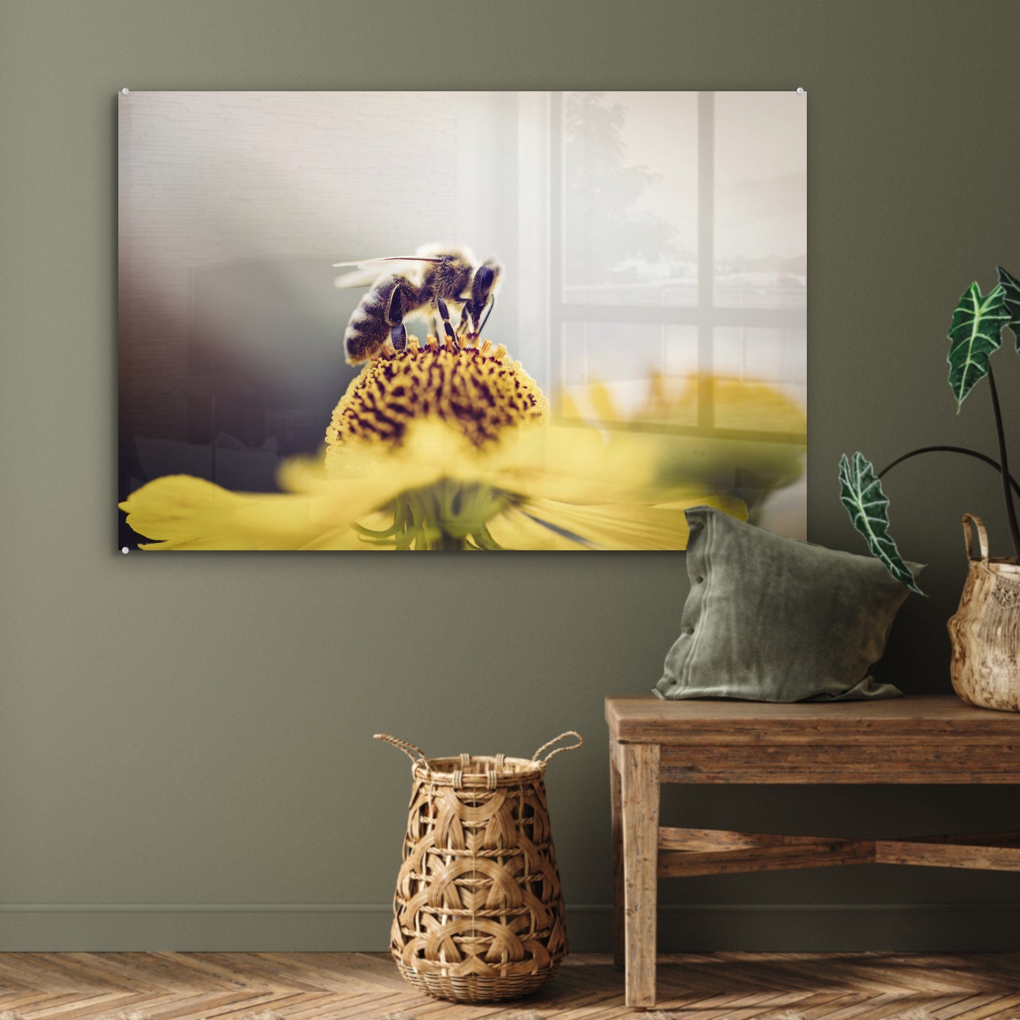 MuchoWow Acrylglasbild & St), Acrylglasbilder auf einer Schlafzimmer gelben Wohnzimmer Blume, (1 Biene
