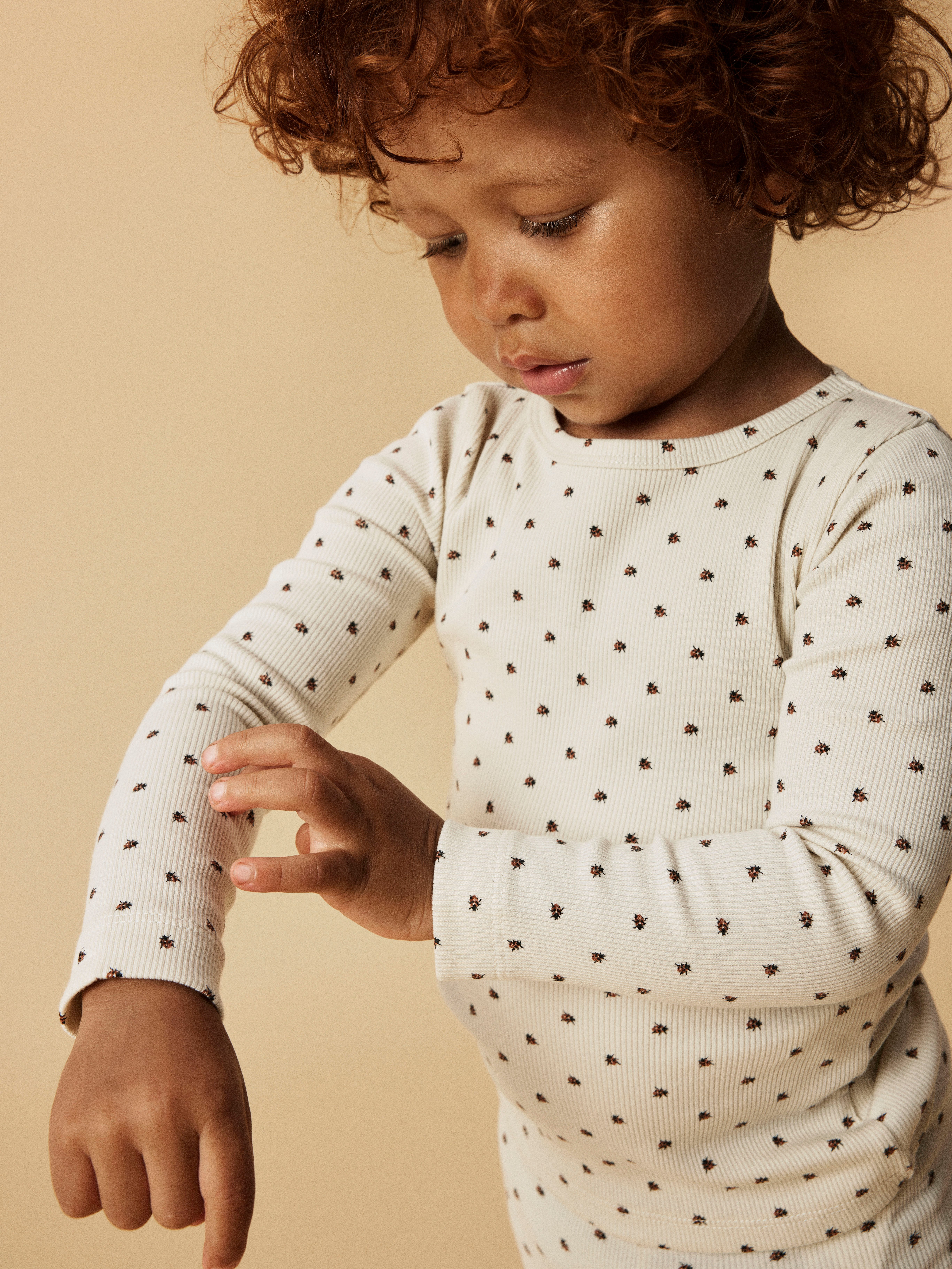 Lil' Atelier Langarmshirt NMNLAGO KIM LS SLIM TOP LIL NOOS weiche Jersey Rippqualität