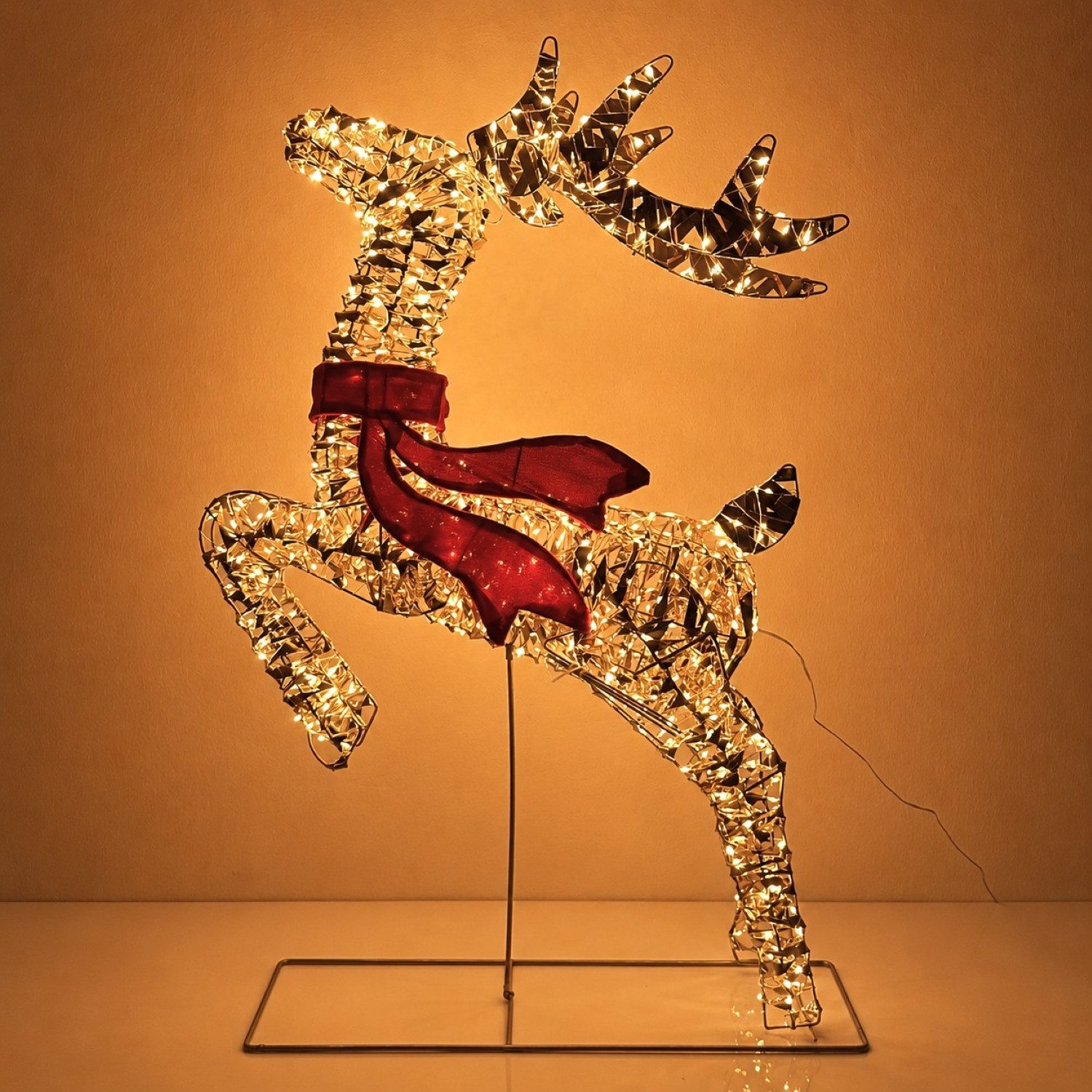 Online-Fuchs LED Dekofigur großer Hirsch mit Folie und LED-Lichterkette - Weihnachtsdeko outdoor, ruhiges Dauerleuchten oder Flasheffekt wählbar, 720 warmweiße LEDs, praktische 6-Stunden Timerfunktion - mit Netzkabel