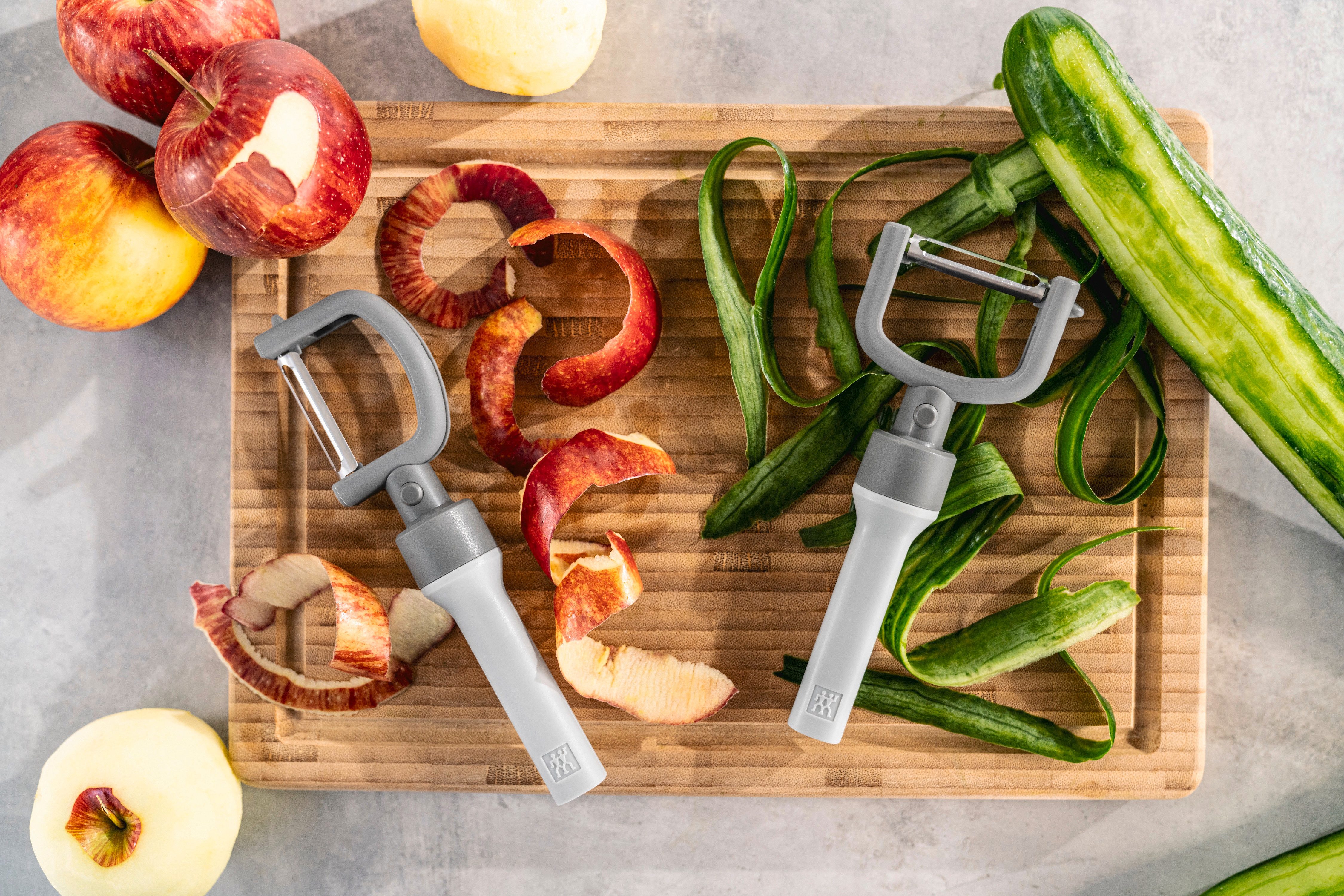 Zwilling Sparschäler Z-Cut, (2-in-1-Sparschäler, Schutzhülle), 2-in-1, Lang- und Querschäler in einem, für Links- und Rechtshänder