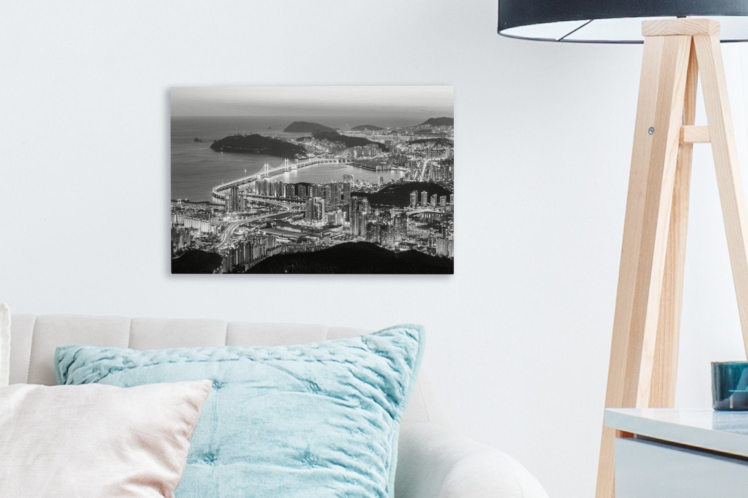 schwarz-weiß, OneMillionCanvasses® über ein - 30x20 St), in cm Busan Wanddeko, Leinwandbild Blick Aufhängefertig, Leinwandbilder, Wandbild (1 beleuchtetes Südkorea