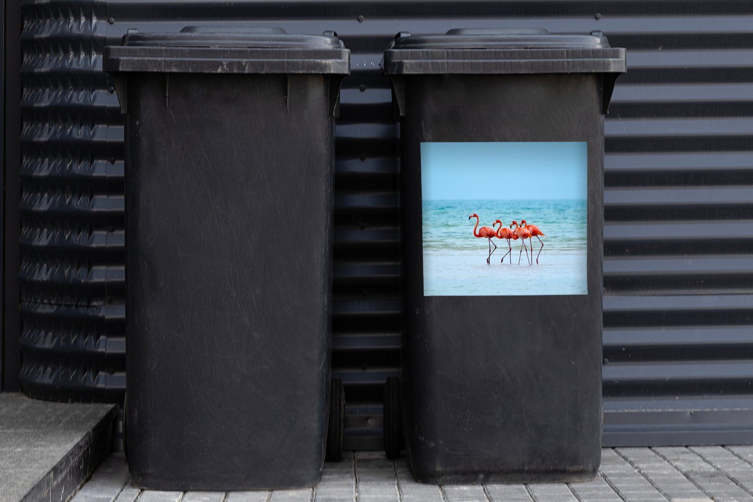 Wandsticker Flamingos Mülltonne, Abfalbehälter Mülleimer-aufkleber, St), (1 Sticker, stehen Container, am Strand MuchoWow Vier