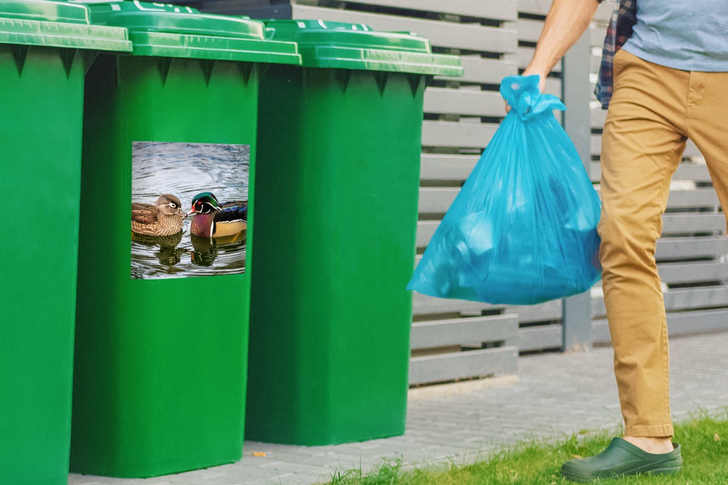 Ente Abfalbehälter (1 Mülltonne, Vögel - - Wasser Sticker, St), Tiere Federn MuchoWow - - Wandsticker Mülleimer-aufkleber, Container,
