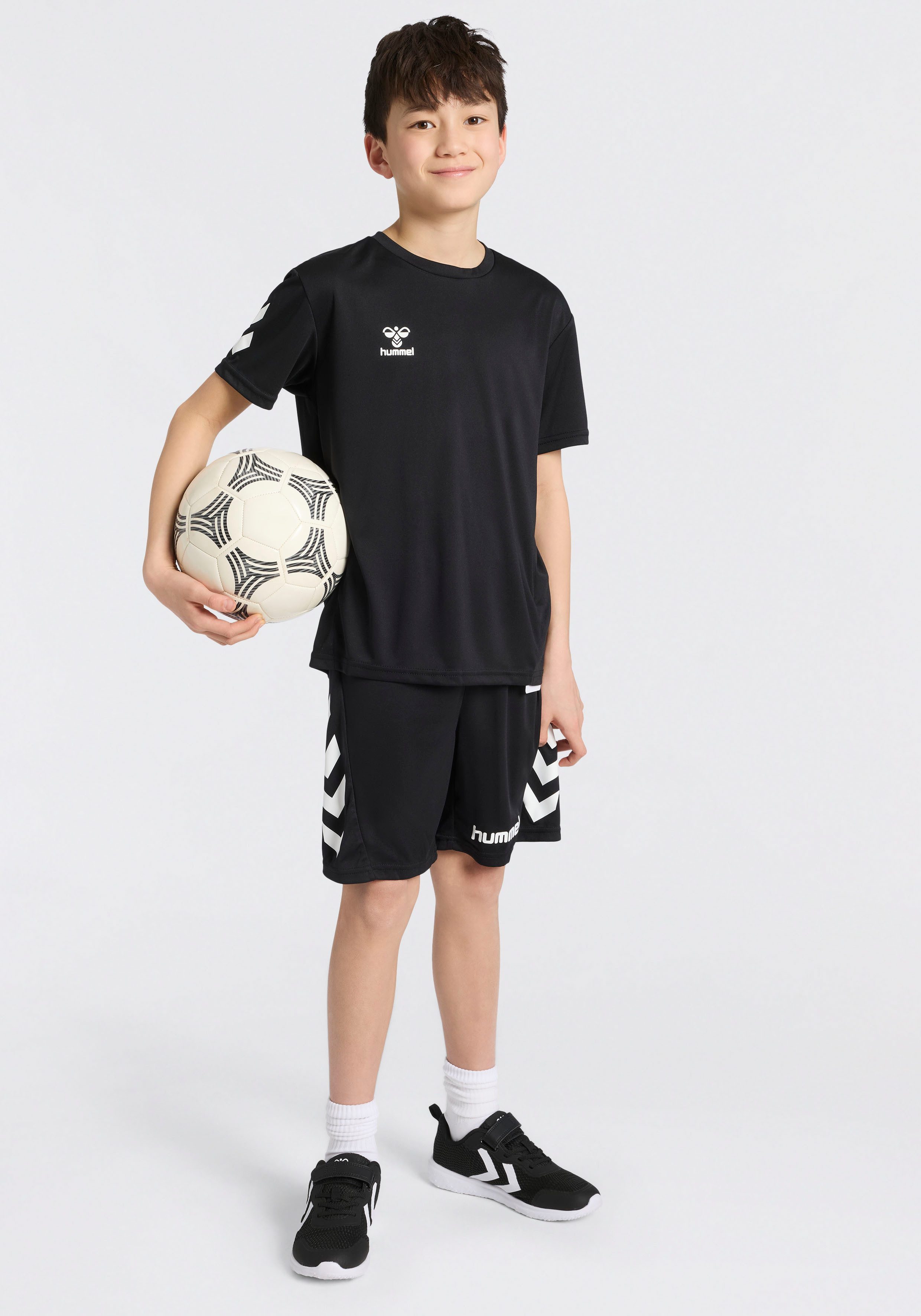 hummel T-Shirt & Shorts HMLLOGO SET KIDS (Set, 2-tlg., 2) mit elastischem Bund, aus Polyester, pflegeleicht, sportlicher Stil