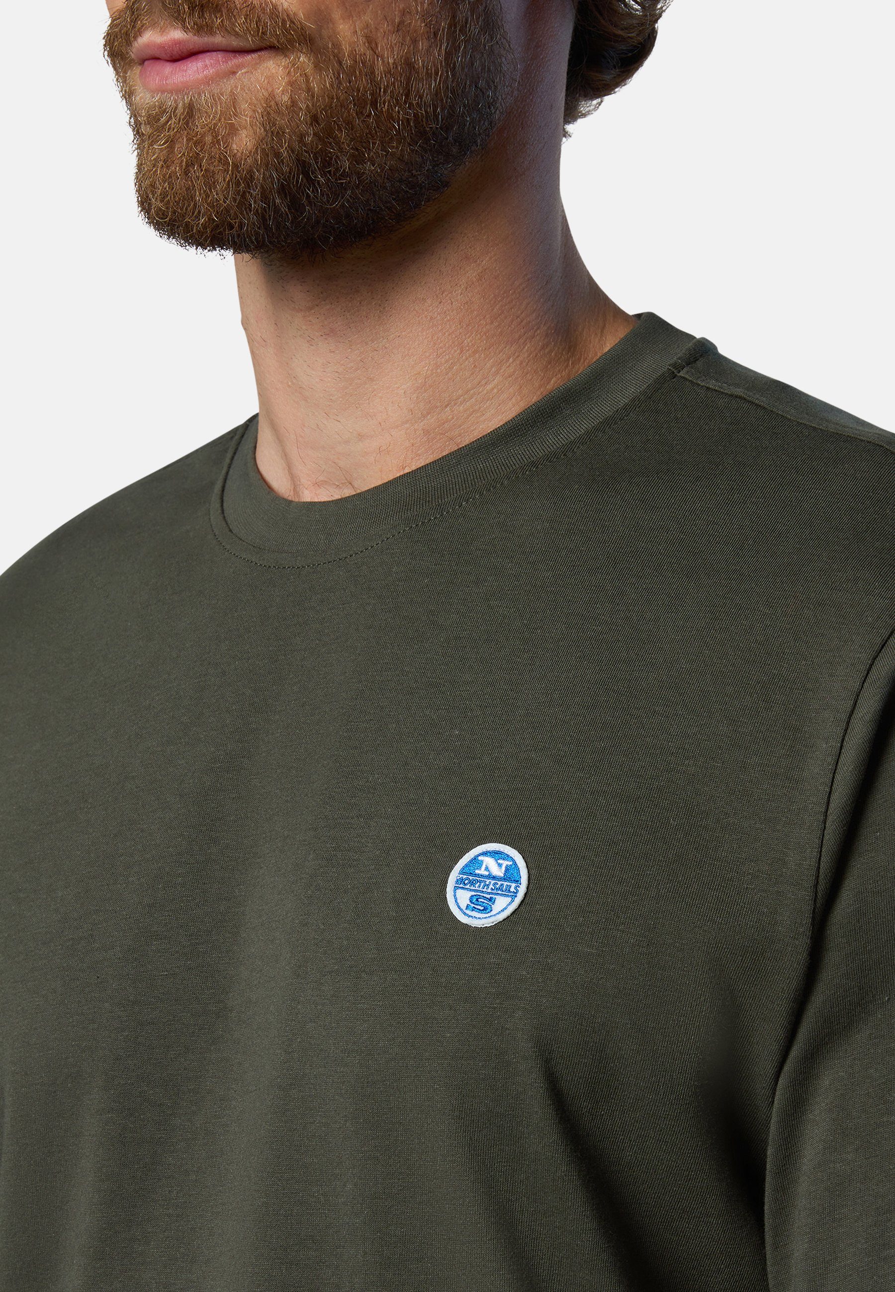Sails North Langarm-T-Shirt klassischem mit green mit Logo-Aufnäher T-Shirt Design