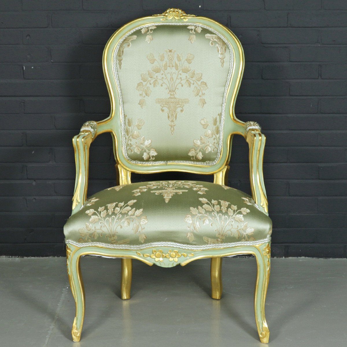 Casa Padrino Besucherstuhl Barock Salon Stuhl "Medaillon" Mod1 mit Armlehnen Hellgrün / Gold - Antikstil Stuhl