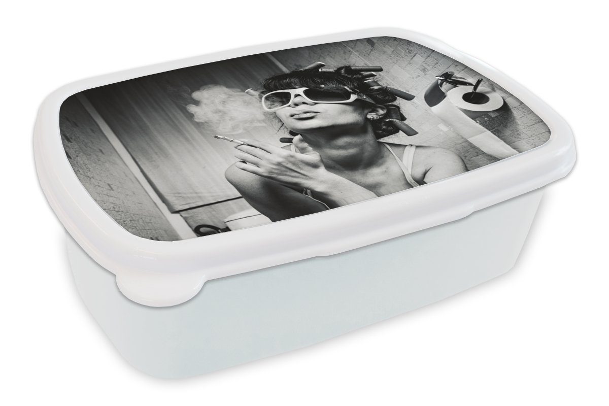 MuchoWow Lunchbox Frau - Vintage - Lockenwickler - Toilette - Zigarette, Kunststoff, (2-tlg), Brotbox für Kinder und Erwachsene, Brotdose, für Jungs und Mädchen weiß