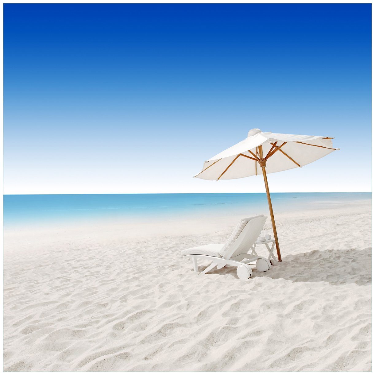 Wallario Tischplatte Sonnenliege am weißen Strand unter blauem Himmel (1 St), für Ikea Lack Tisch geeignet