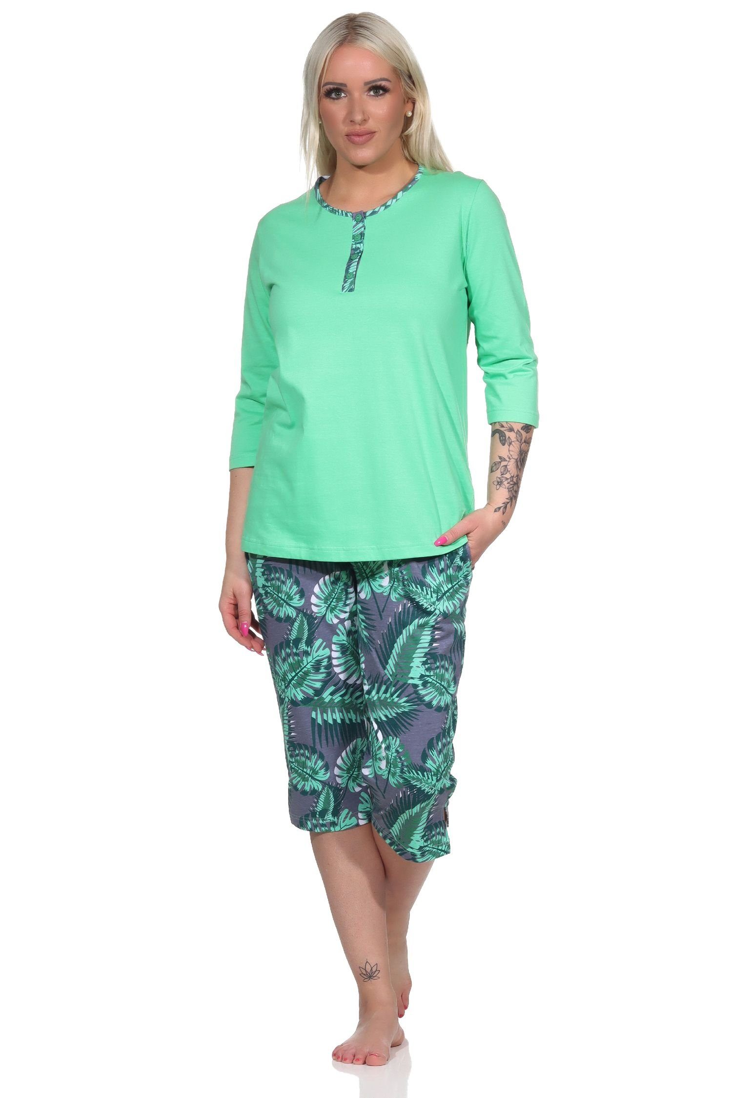 Normann Pyjama Wunderbarer Damen kurzarm Pyjama mit Caprihose in floralem Print grün