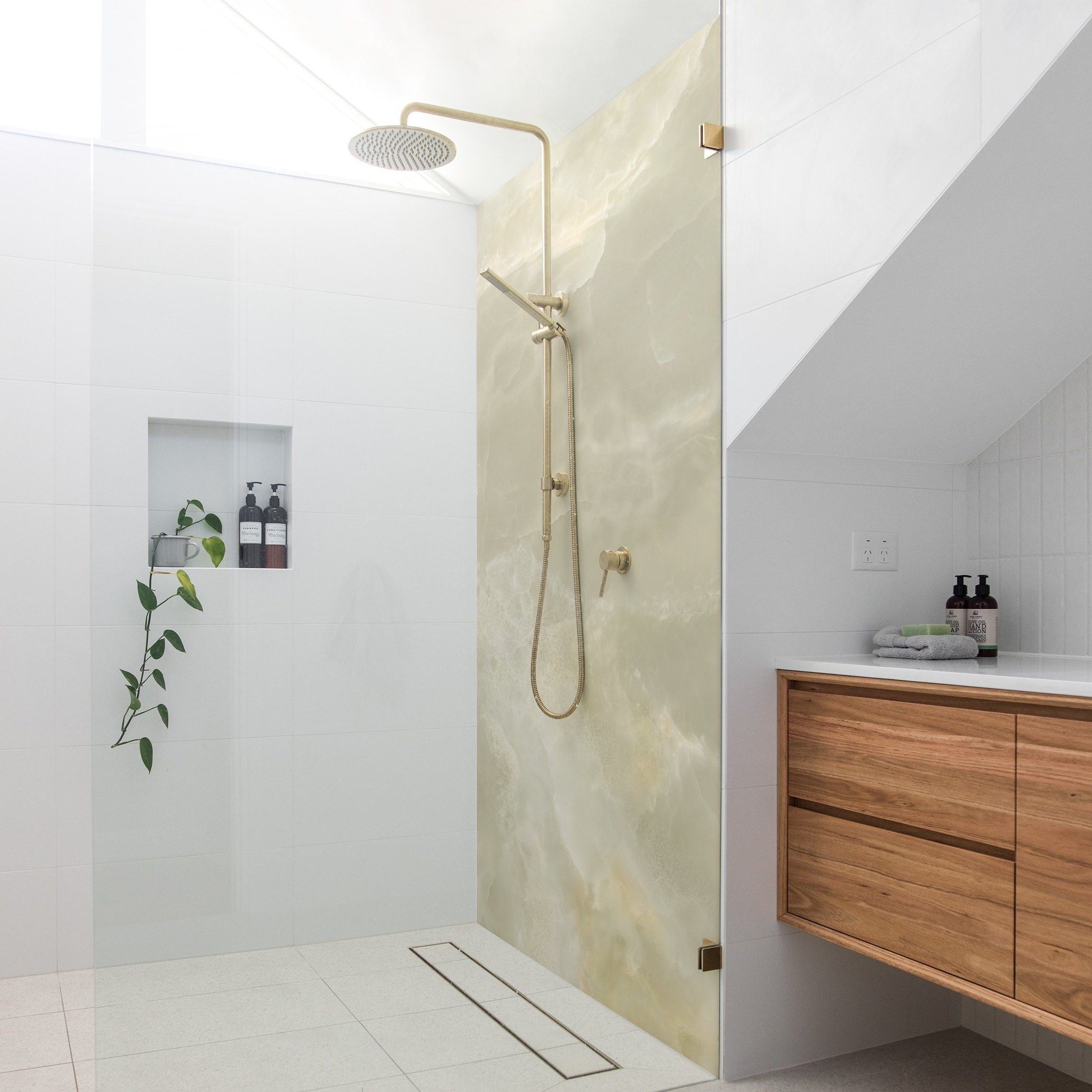 Bilderdepot24 Duschrückwand Marmor beige Badrückwand ohne Bohren Dusche Steinoptik, (1-tlg., 0,61 mm starke Folie selbstklebend Wandpaneele Dusche versch. Größen), fugenlose & wasserfeste Motiv Rückwand Wandverkleidung für Duschkabine