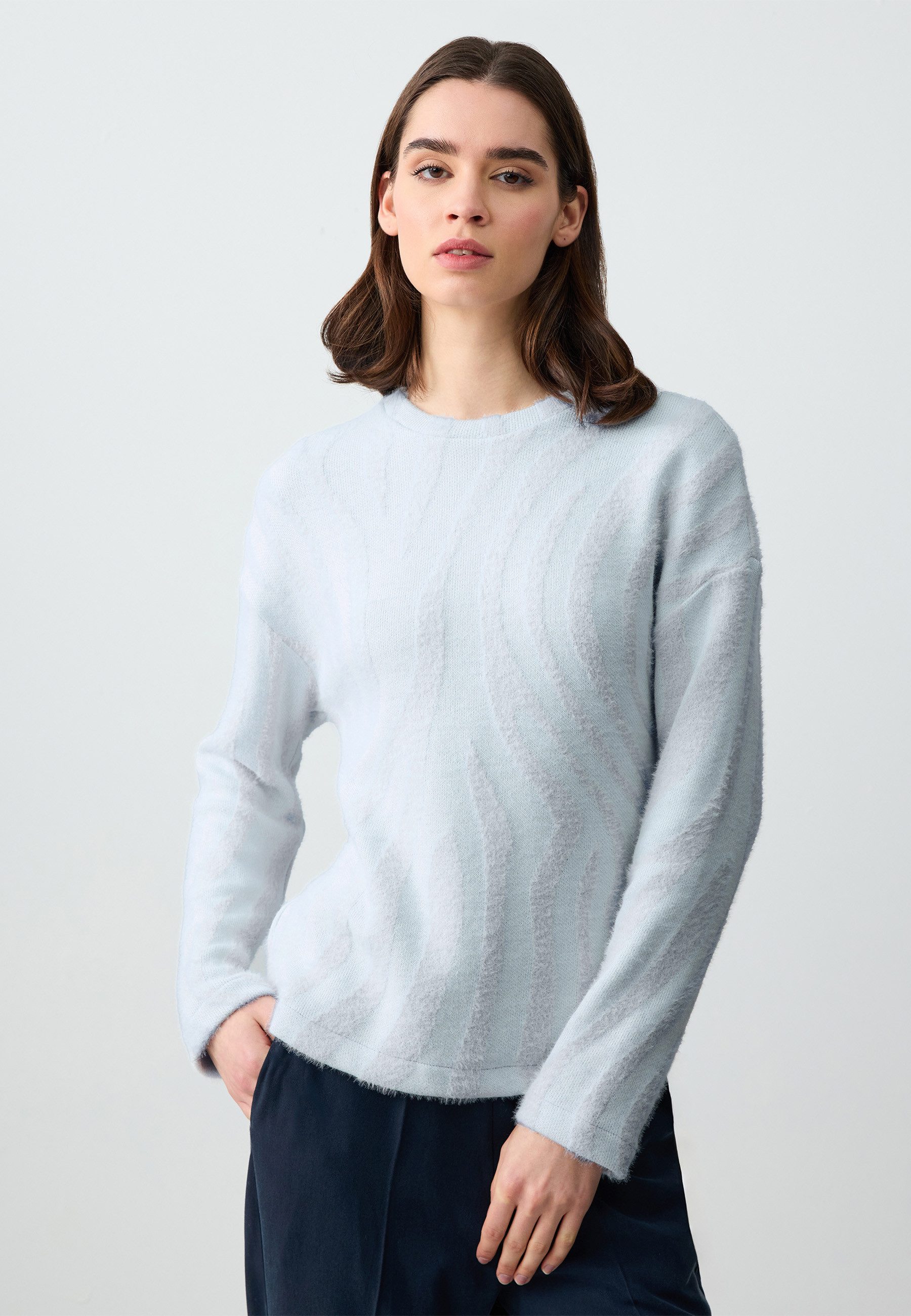 Strickpullover Asymmetrisch gemusterter Strickpullover mit Rundhalsausschnitt