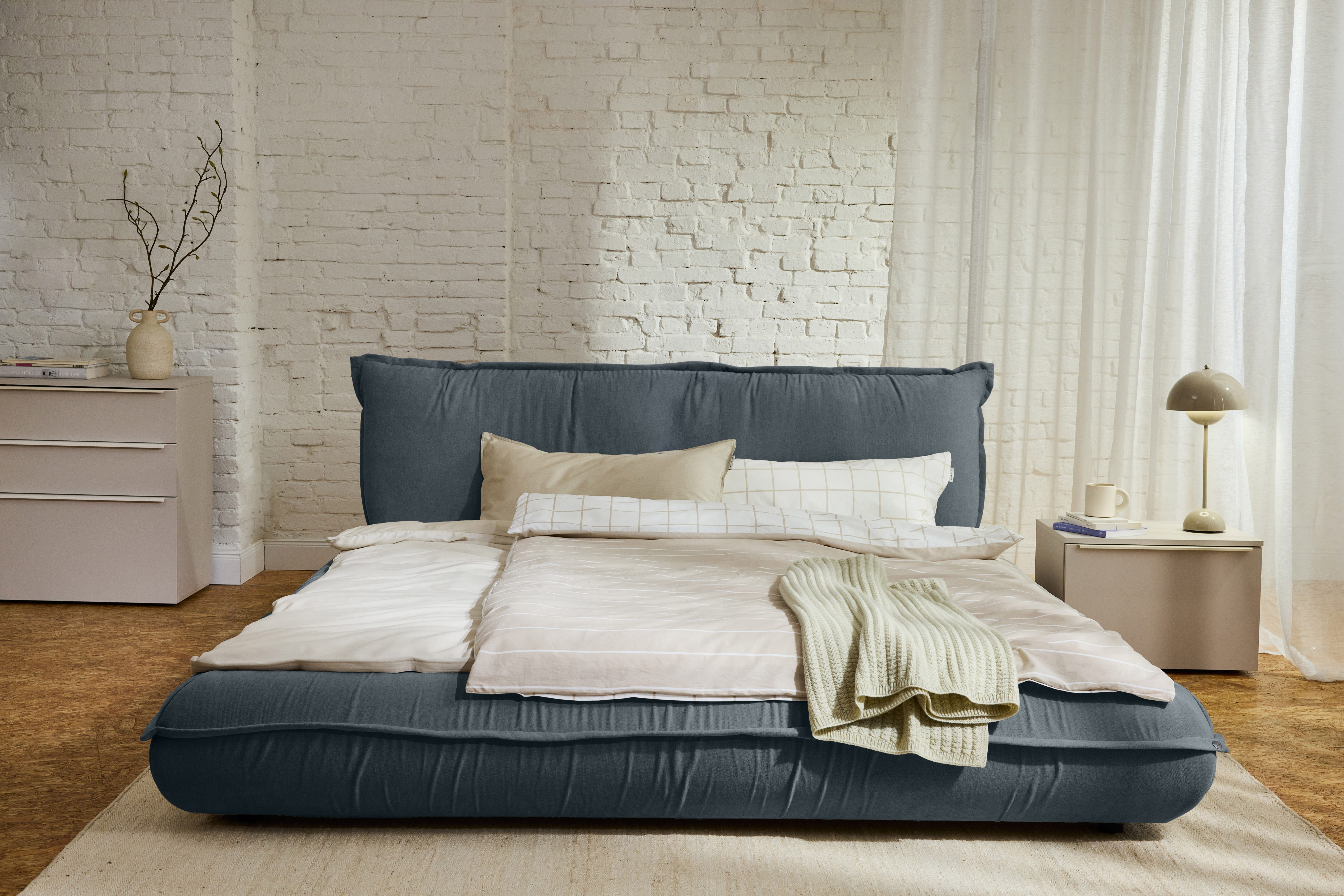 TOM TAILOR HOME Polsterbett PILLOW BED – lässiges Bett mit Kopfteil und Bettrahmen in Kissenform, besonders niedrige Optik – Bettrahmen mit abnehmbarem Bezug