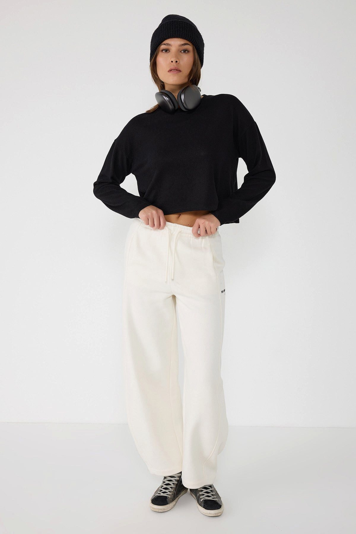 No Matter What Sweatponcho Ecru High-Waisted Weite Bein Jogginghose mit Detailbeschriftung