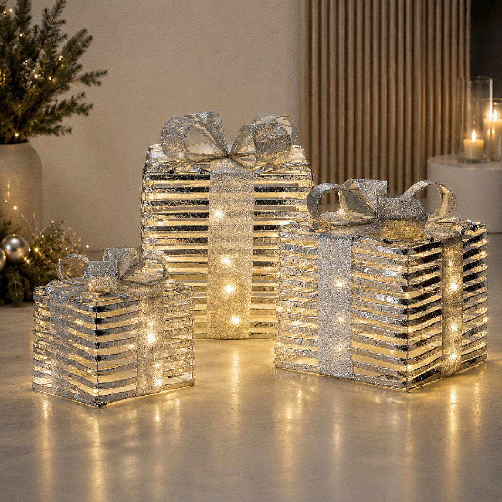 Koopman Dekoobjekt Weihnachtsgeschenke Weihnachtsdeko 90 LED´s Silber 3er Set (Stück, 3 St., Packung), 3 Größen, 20x20x24cm, 25x25x30cm, 15x15x17,5cm, Batteriebetrieb
