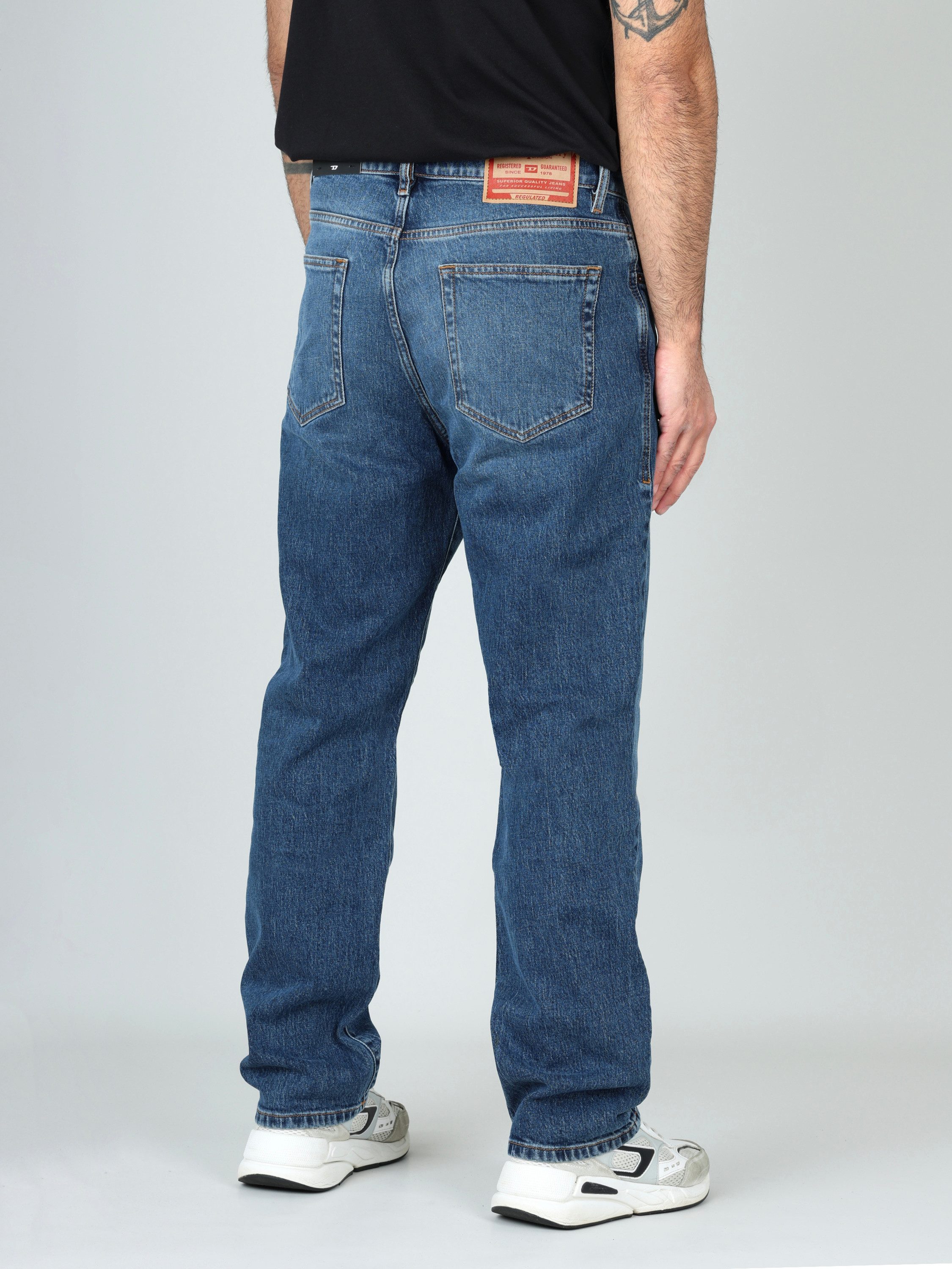 Diesel Straight-Jeans lockere, gerade Beinform - 2020 D-VIKER R07RX - Länge:32