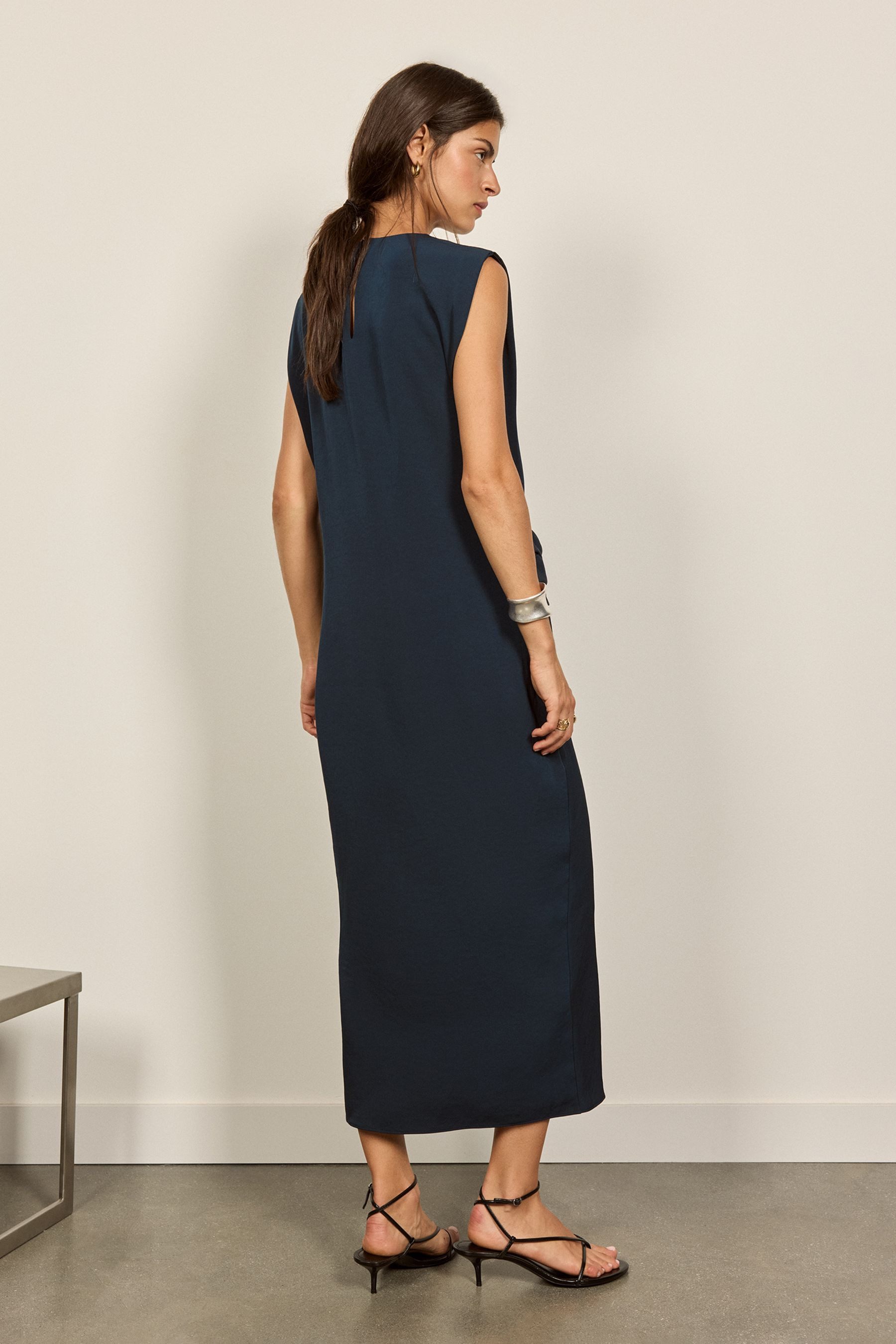 Bhoem Midikleid BHOEM Ärmelloses Midikleid aus drapiertem Satin (1-tlg) – Bild 5 von 5