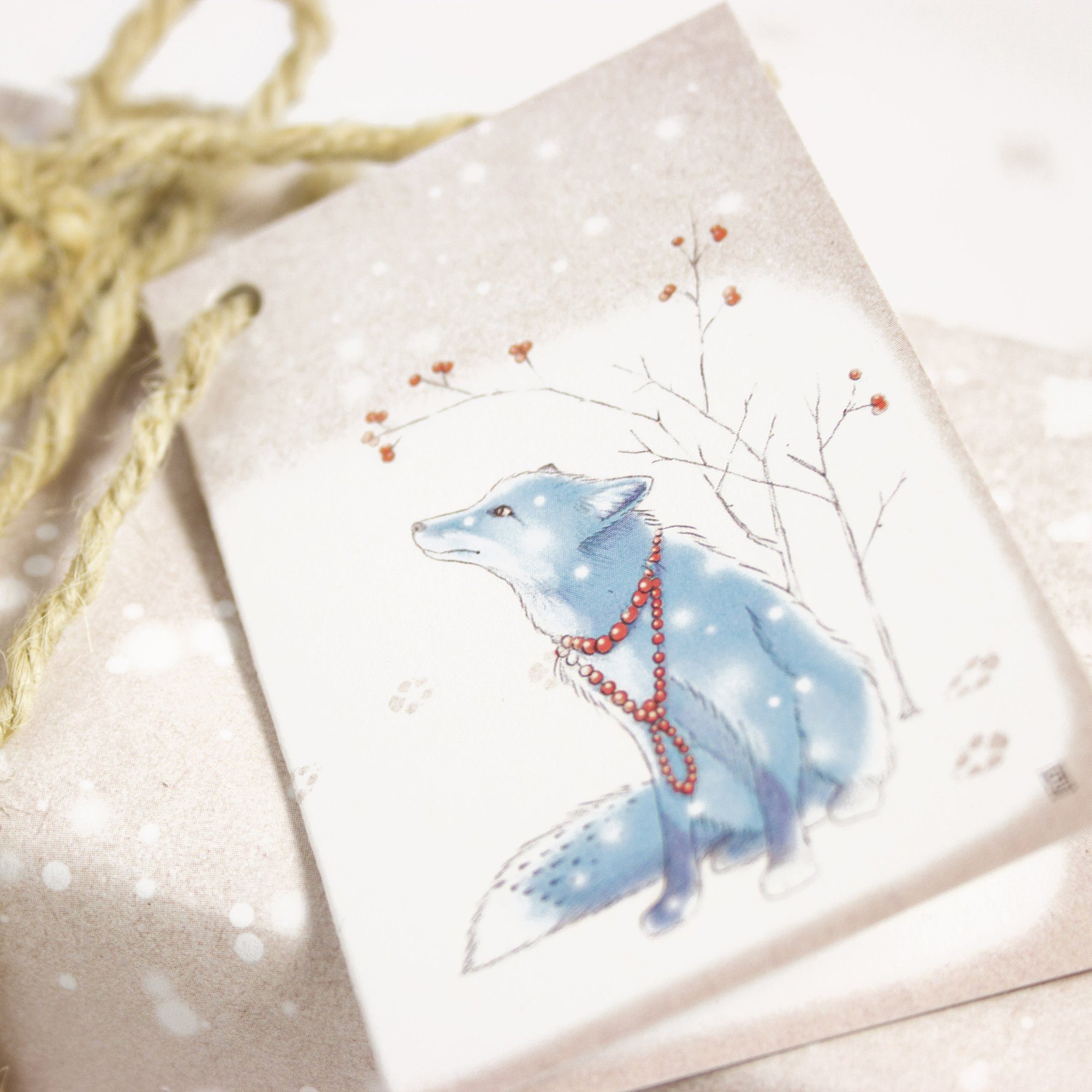Bow & Hummingbird Geschenkband Geschenkanhänger Fuchs im Schnee | Geschenkpapier