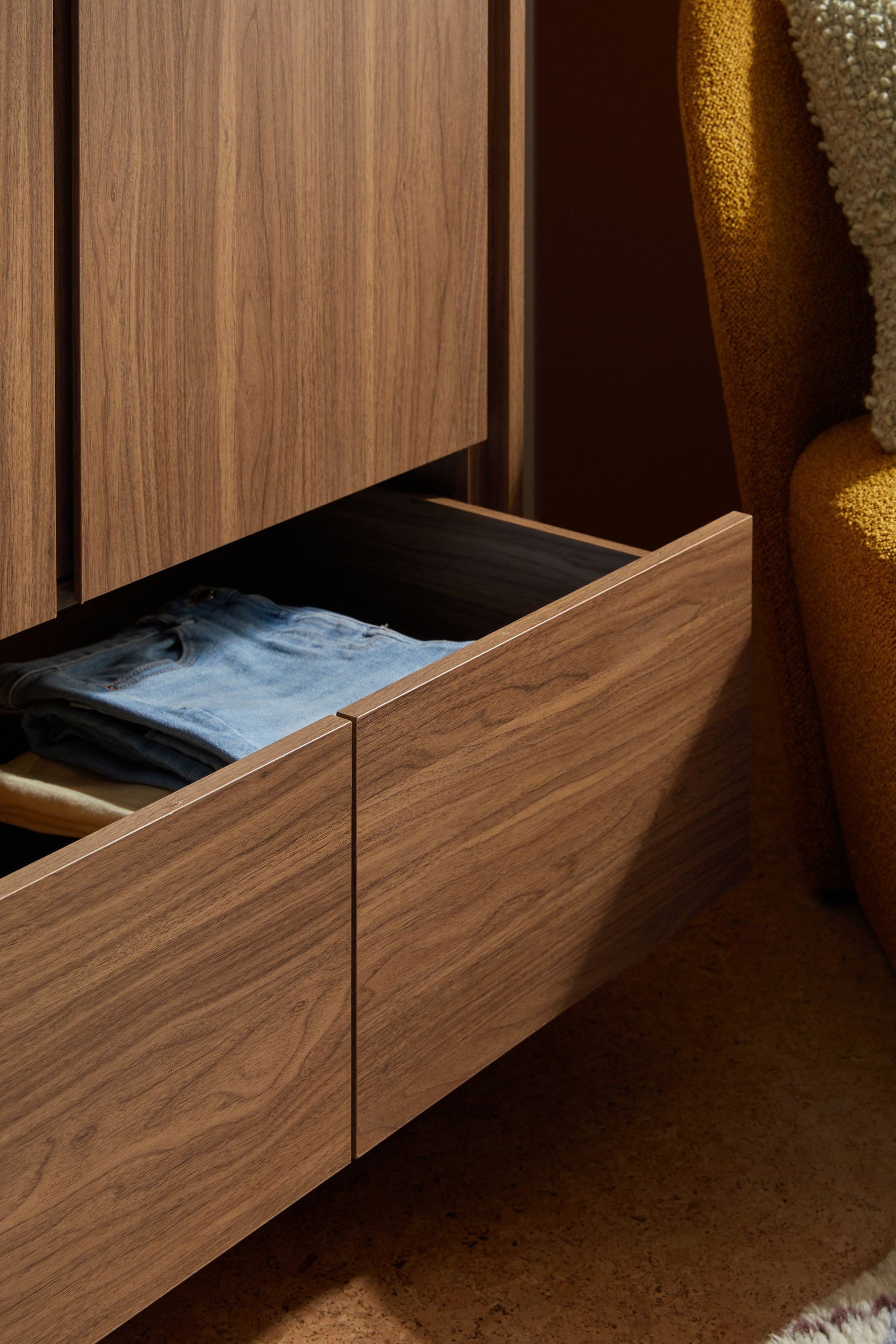 MADE Kleiderschrank MADE.COM Kaci Dreitüriger Kleiderschrank (1-St)