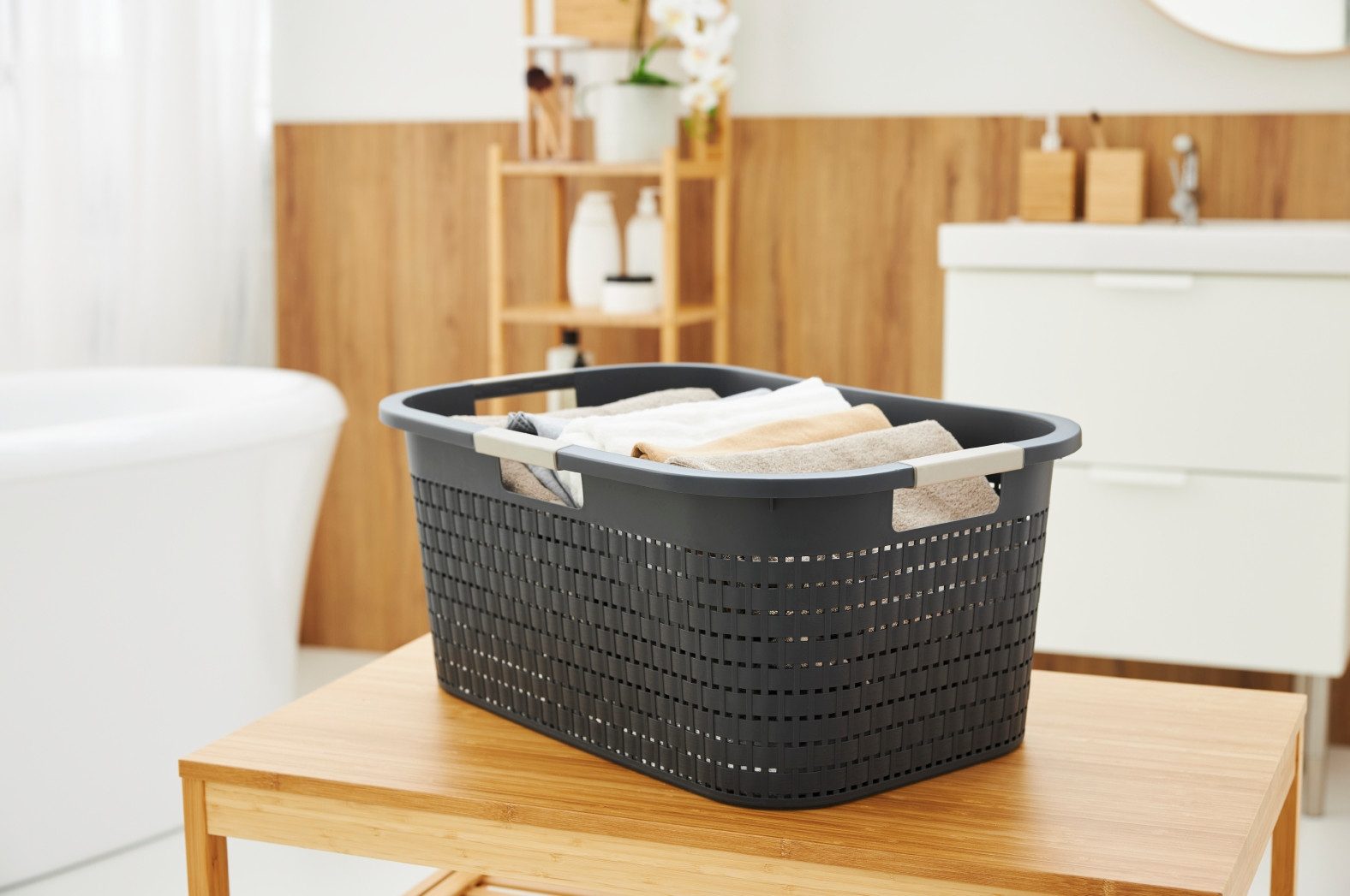 ROTHO Wäschekorb Wäschebox 40L COUNTRY, ergonomische Wäschebehälter mit Griffe, Rattan-Oberfläche ermöglicht Luftzirkulation im Korb