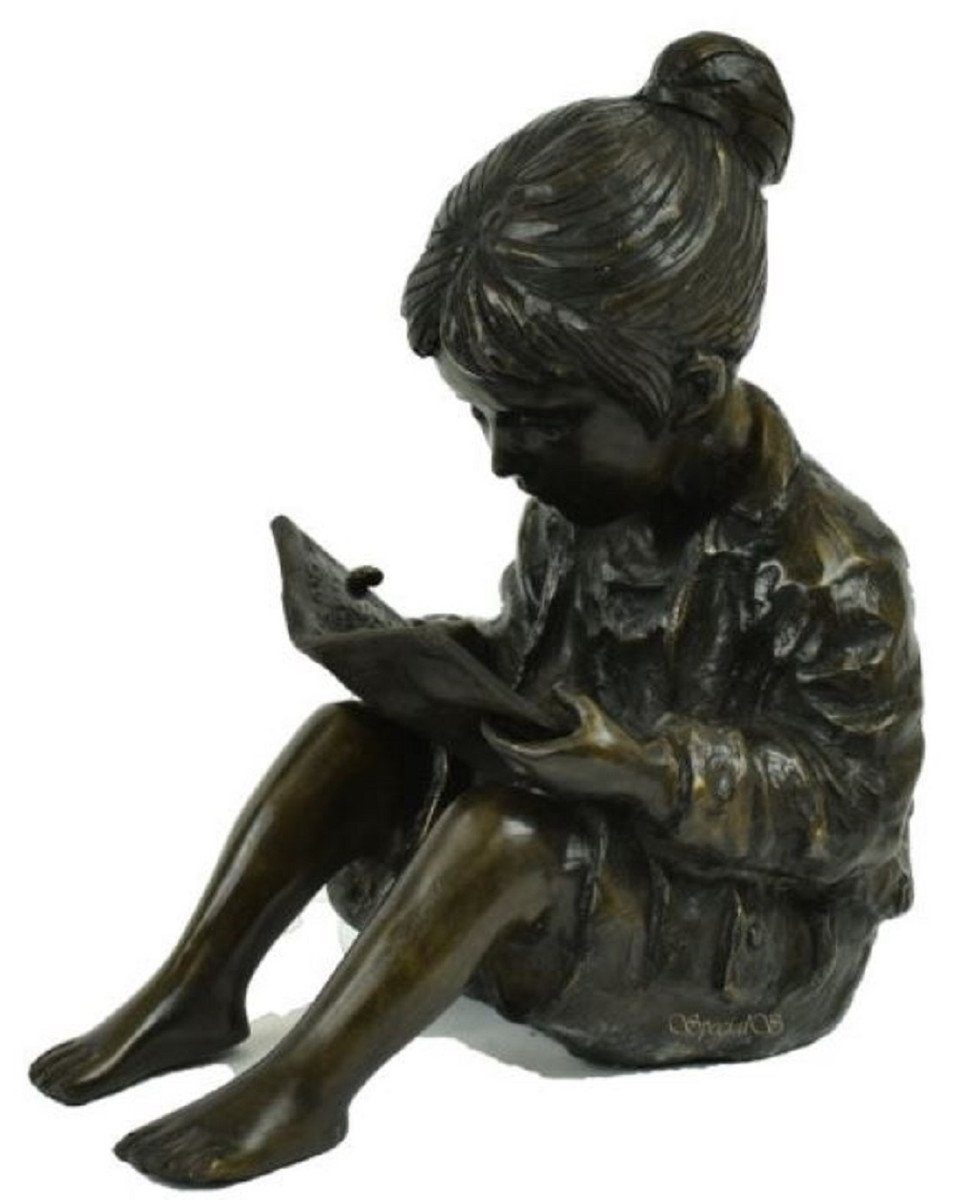 Casa Padrino Dekofigur Luxus Bronzefigur sitzendes Mädchen mit Buch Bronze / Schwarz 19 x 27 x H. 30 cm - Bronze Skulptur - Dekofigur - Deko Accessoires