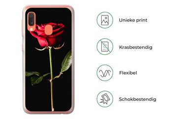 MuchoWow Handyhülle Eine rote Rose auf schwarzem Hintergrund, Handyhülle Samsung Galaxy A20e, Smartphone-Bumper, Print, Handy