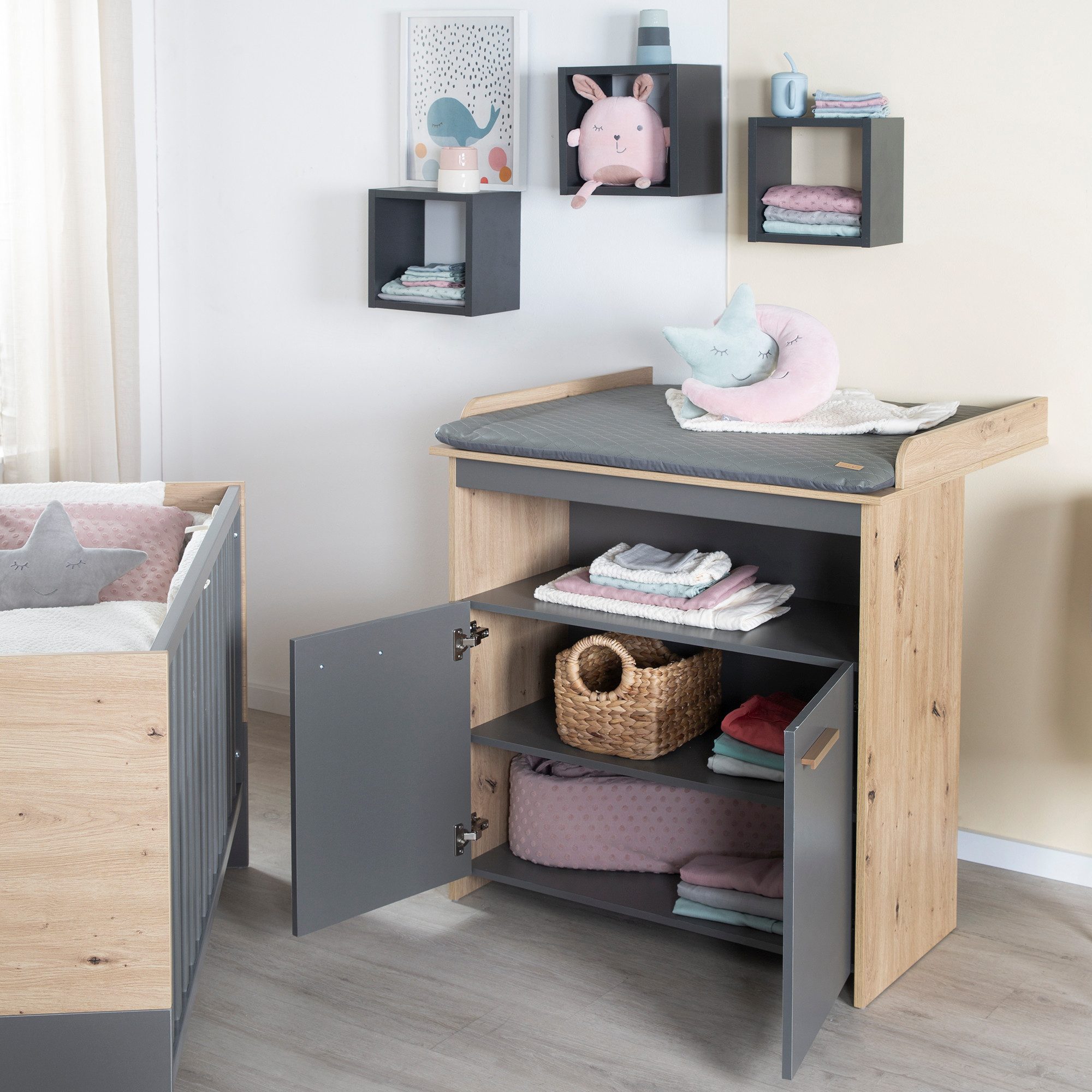 roba® Wickelkommode Anna - aus Holz - in Anthrazit mit Dekor Kent Eiche - moderne Optik, Wickeltisch 2-türig mit abnehmbarem Aufsatz - Offenes Fach & 2 Türen – Bild 4 von 5