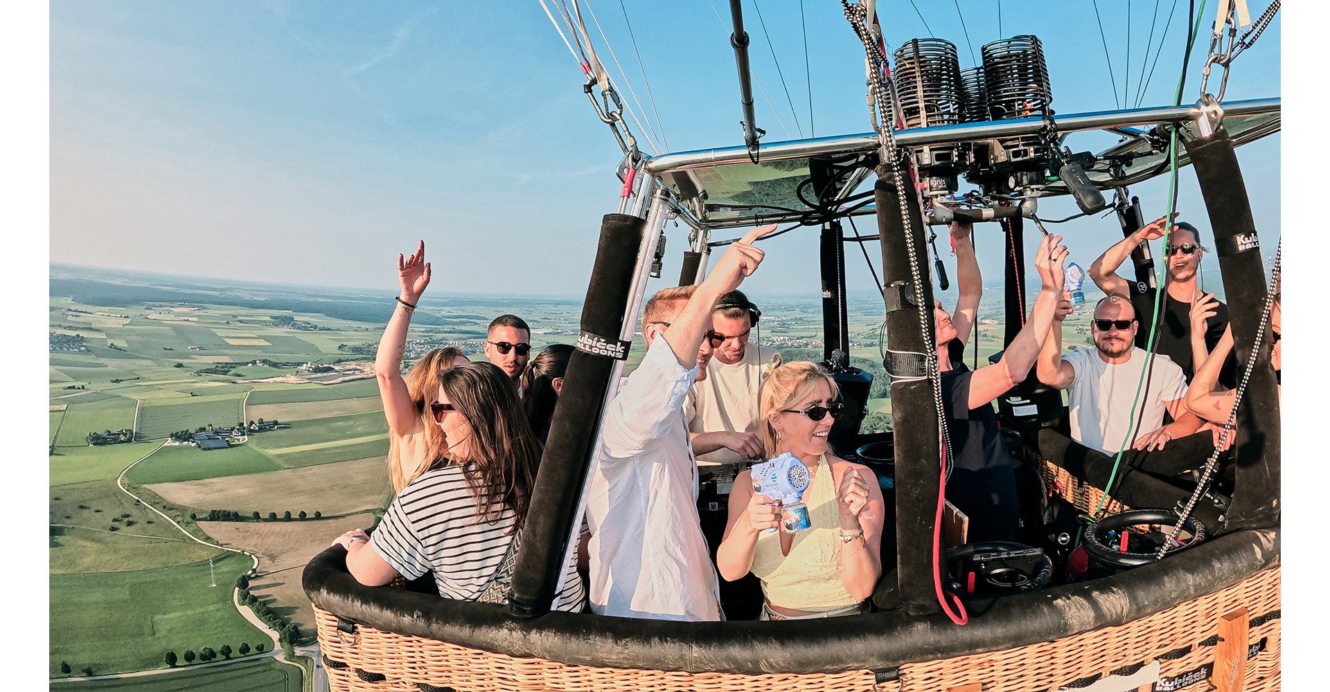 Jochen Schweizer Erlebnisgutschein DJ im Ballon - Party auf 1000 Metern (9 Personen), House-Beats und Höhenluft