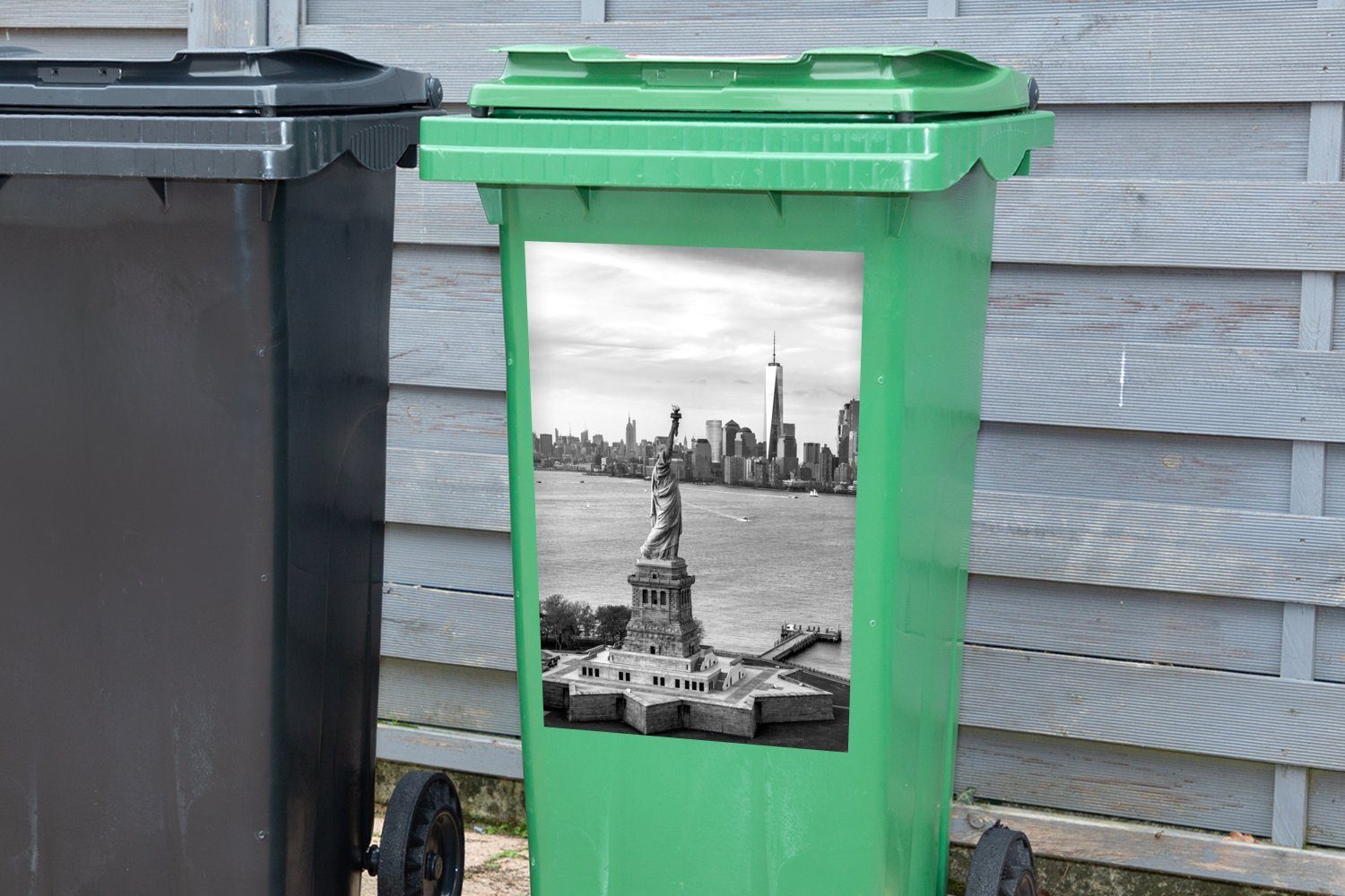 MuchoWow Wandsticker Freiheitsstatue Skyline der Sticker, weiß Container, New mit - (1 St), Mülleimer-aufkleber, York Mülltonne, und von Abfalbehälter schwarz