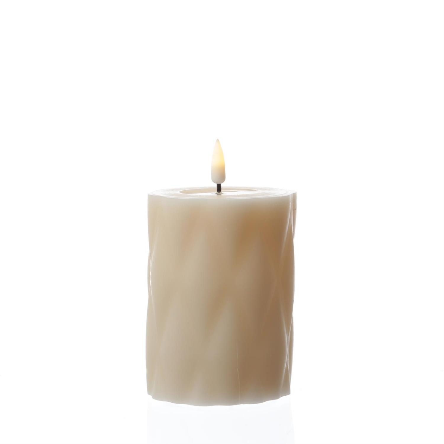 Deluxe Homeart LED-Kerze Mia mit Rautenmuster Echtwachs flackernd H: 10cm D: 7,5m creme, LED Classic, warmweiß (2100K bis 3000K)