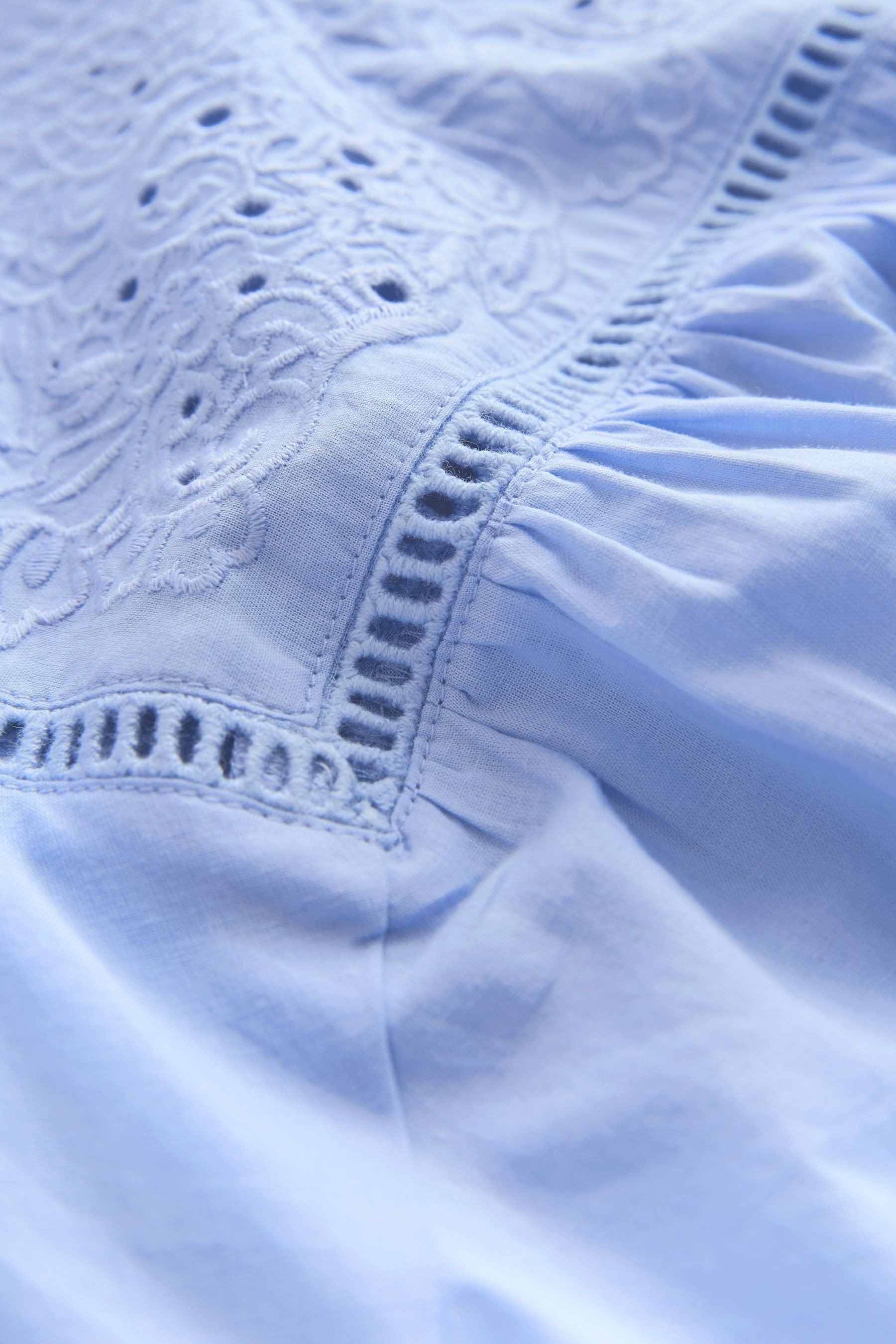 LAURA ASHLEY Langarmbluse Laura Ashley Langarmbluse mit Stickerei (1-tlg)
