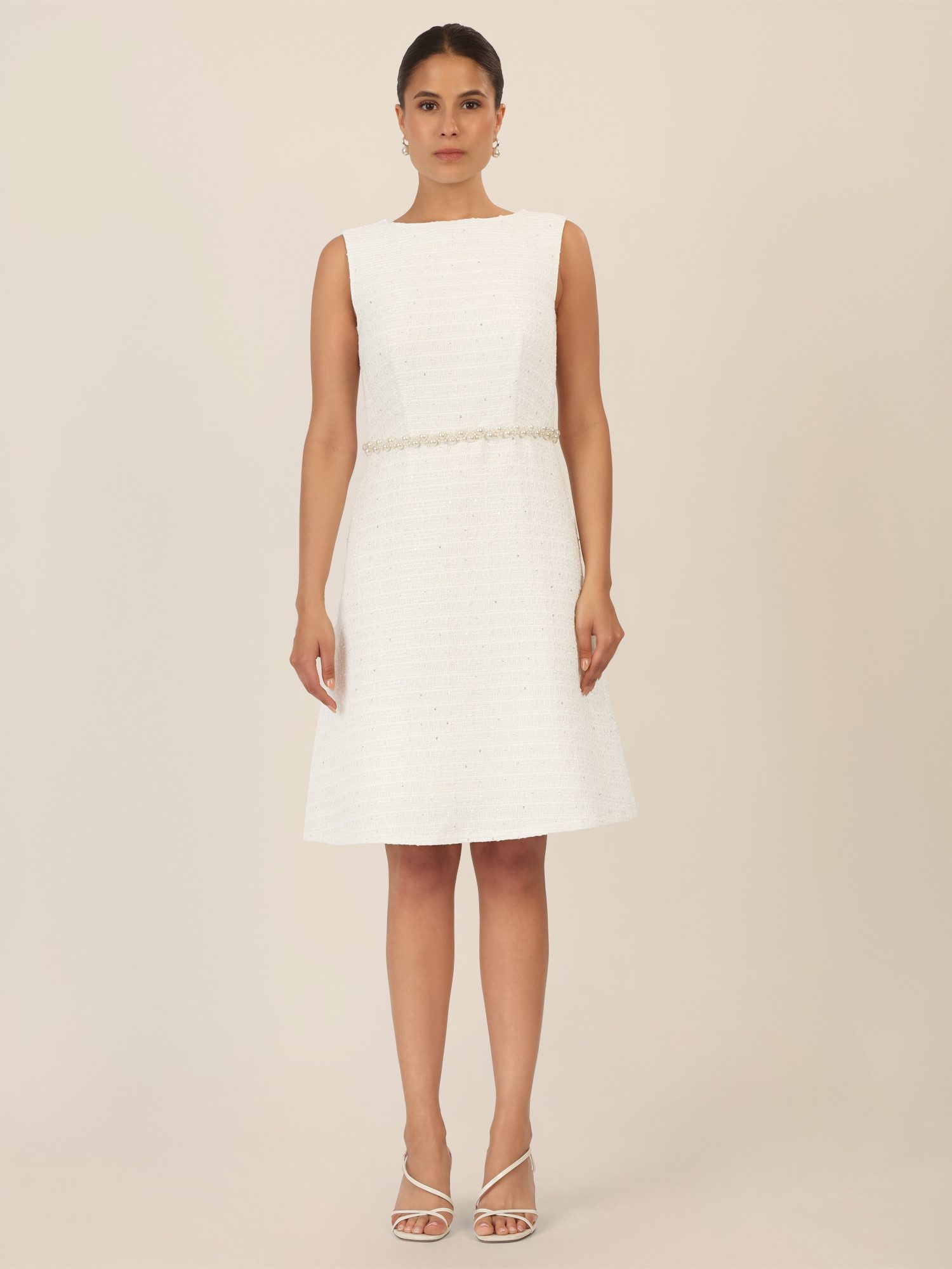 Apart Abendkleid aus Strukturstoff mit Perlengürtel