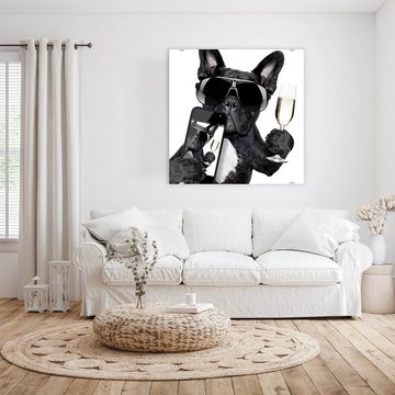 Primedeco Glasbild Wandbild Quadratisch Hund mit Prosecco und Handy mit Aufhängung, Tiere