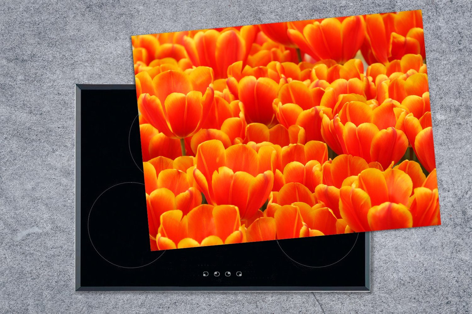 tlg), Tulpenfeld Tulpen, cm, Ceranfeldabdeckung 70x52 Mobile mit orangefarbenen Herdblende-/Abdeckplatte Ein Vinyl, nutzbar, Arbeitsfläche MuchoWow (1