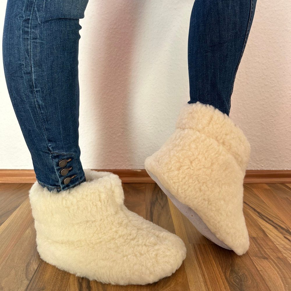 Home & Joy Montreal Hüttenschuhe (aus Schaf-Wolle weich & warm gefüttert bequem atmungsaktiv rutschfest) hohe Winter Hausschuhe geschlossen Lamm-Fell Woll-Socken Schur-Wolle