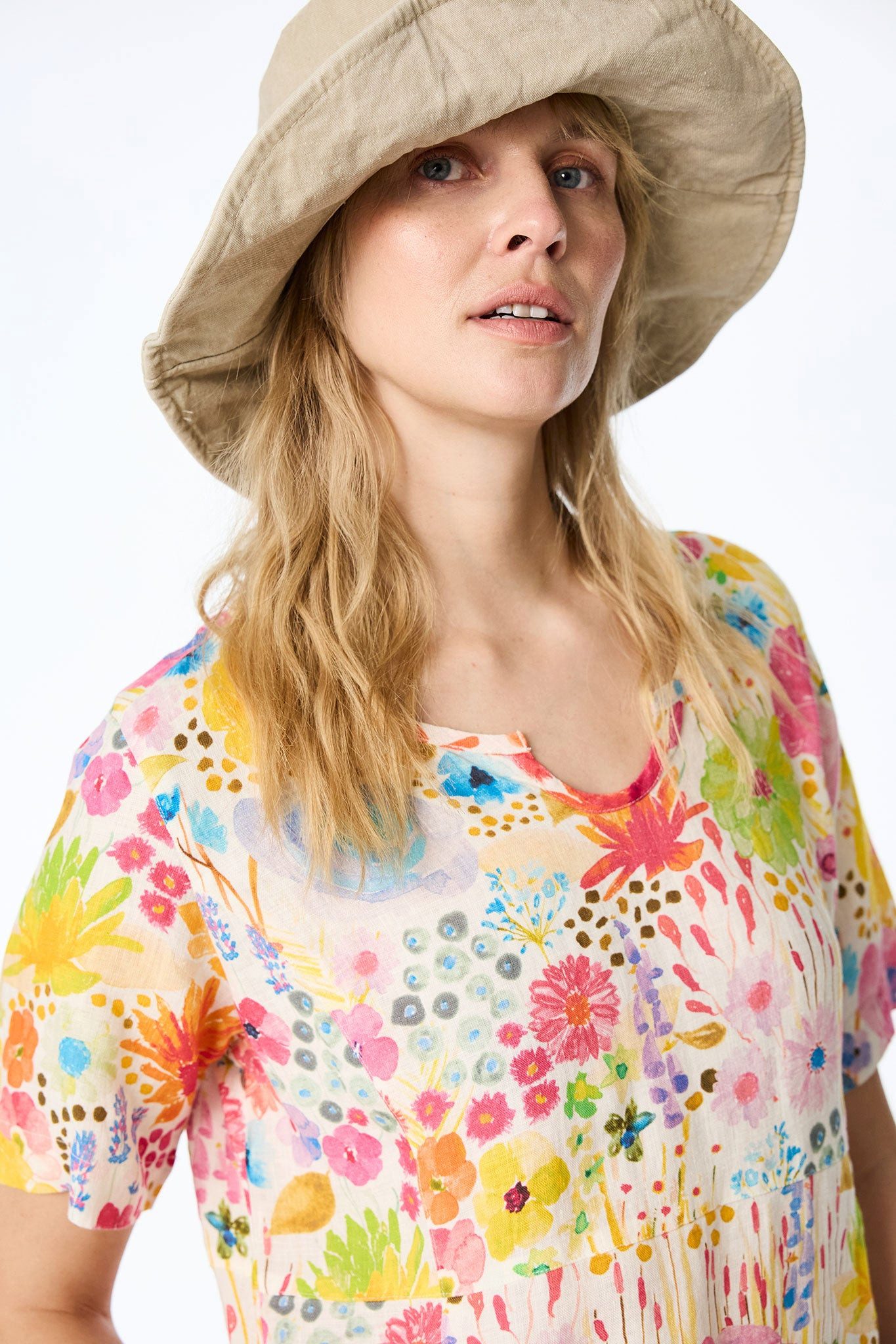 Himalaya Clothing Sommerkleid Kleid Damen mit lebendigem Alloverprint - Kurzarm Kleid in Egg-Shape Edles Midikleid atmungsaktiv & klimaregulierend