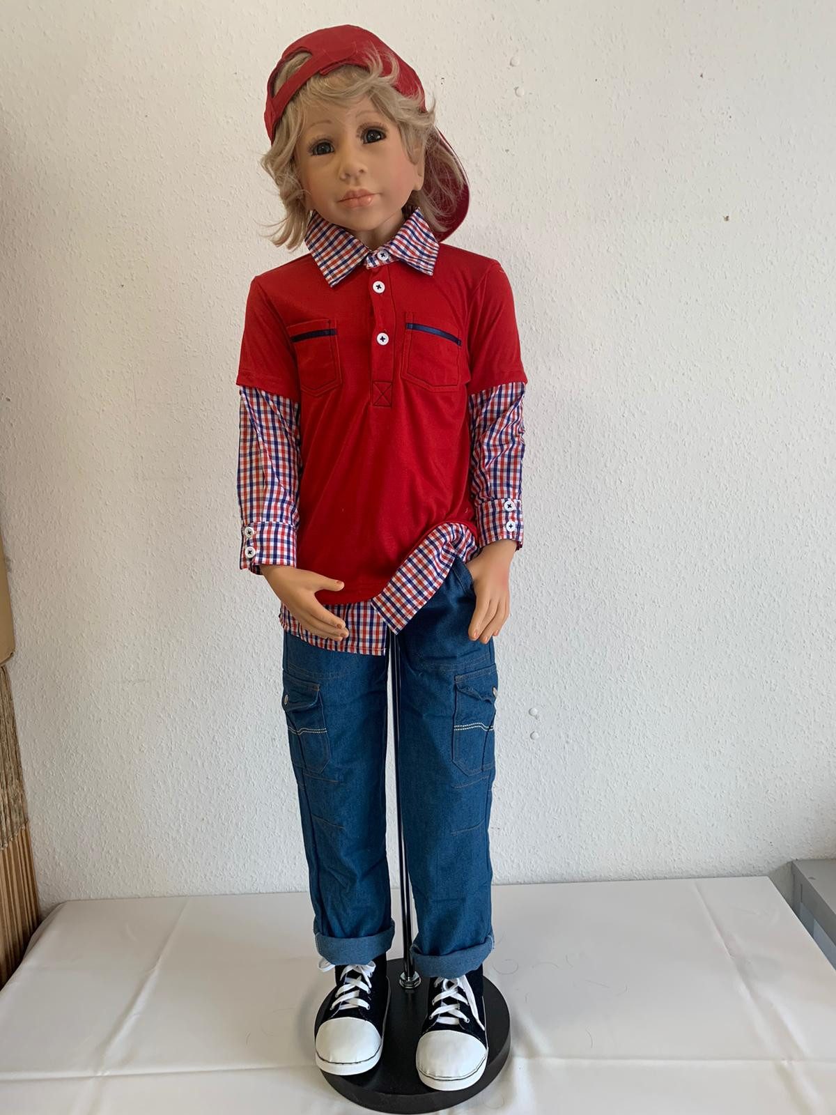 CMTPUPPENGALERIE Stehpuppe Julis von Monika Levenig - blond, rotes Hemd - 122 cm (1-tlg)