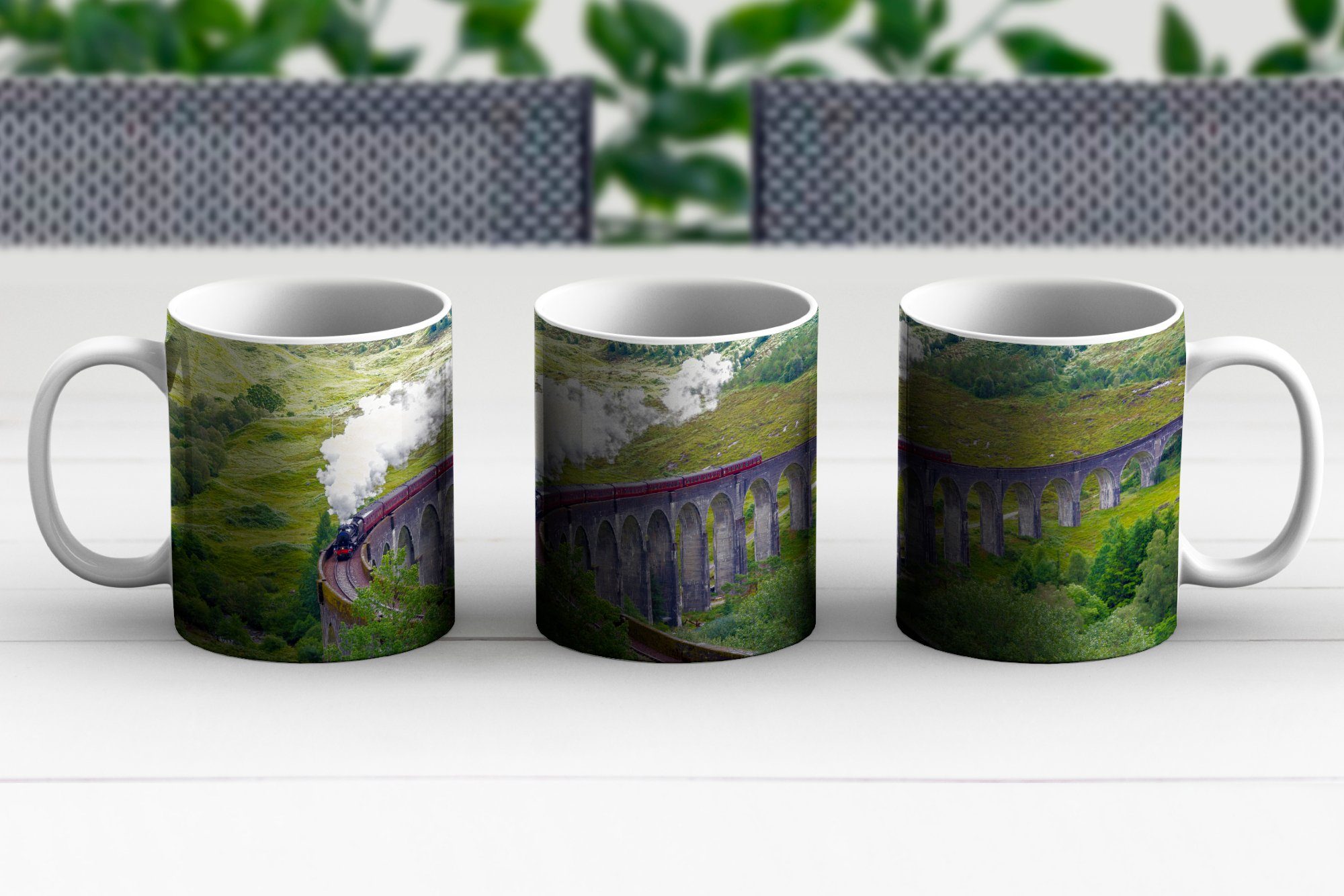 MuchoWow Tasse Dampfzug inmitten der Schottlands, grünen Geschenk Landschaft Kaffeetassen, Becher, Teetasse, Teetasse, Keramik