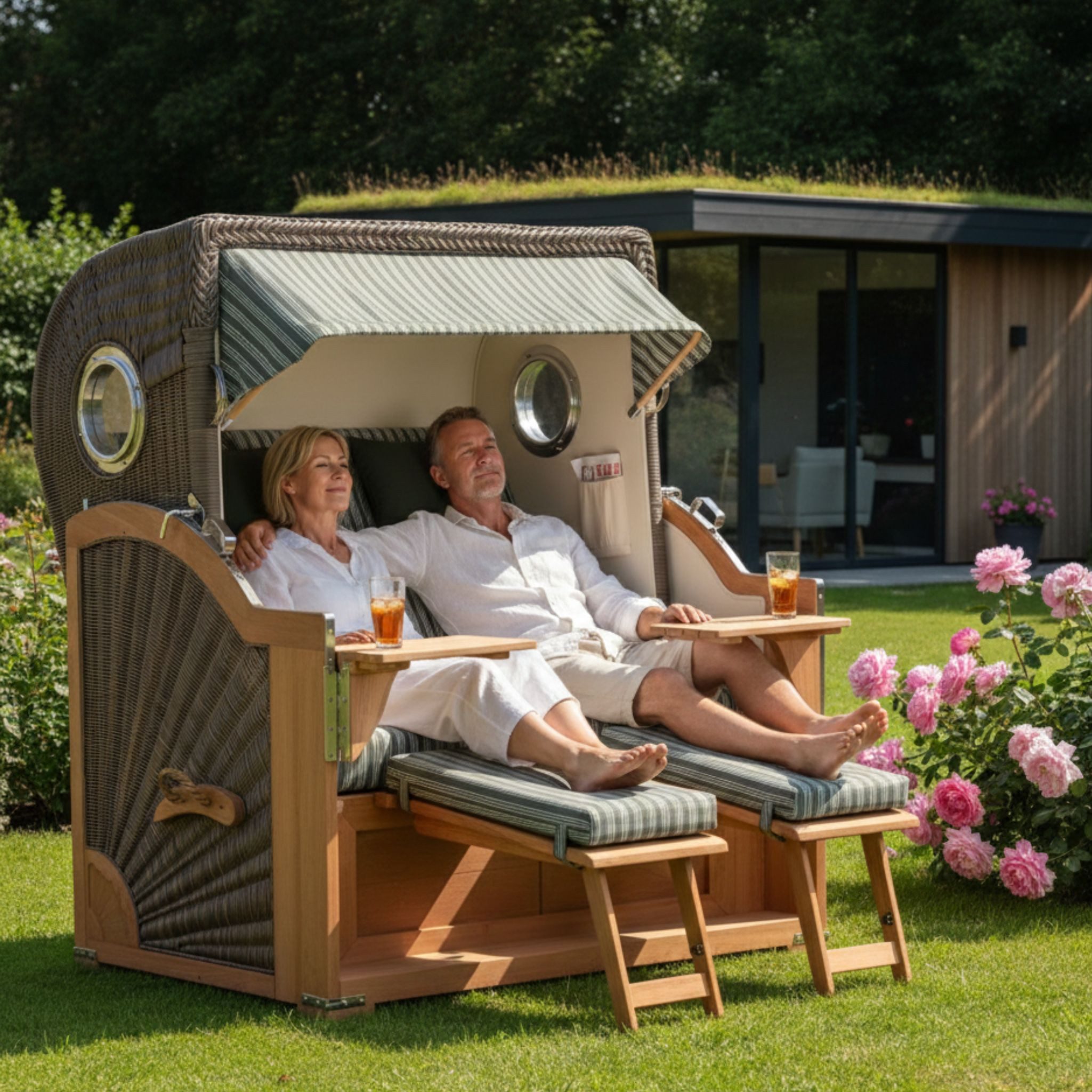 MR.DEKO Strandkorb XXL Baltikum 2,5-Sitzer Bullauge Teak PE Grey 142x170x95, BxTxH: 142x95x170 cm, Volllieger, Baltikum, (Wetterfester 2,5-Sitzer Strandkorb für Garten, Terrasse & Balkon), Volllieger mit Stauraum, Bullaugen & Edelstahl – komplett montiert