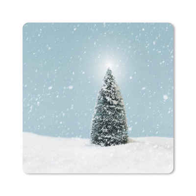 MuchoWow Gaming Mauspad Ein Weihnachtsbaum in einer verschneiten Landschaft und einem blauen (1-St), Gaming, Rutschfester Unterseite, Mausunterlage, 80x80 cm, XXL, Großes