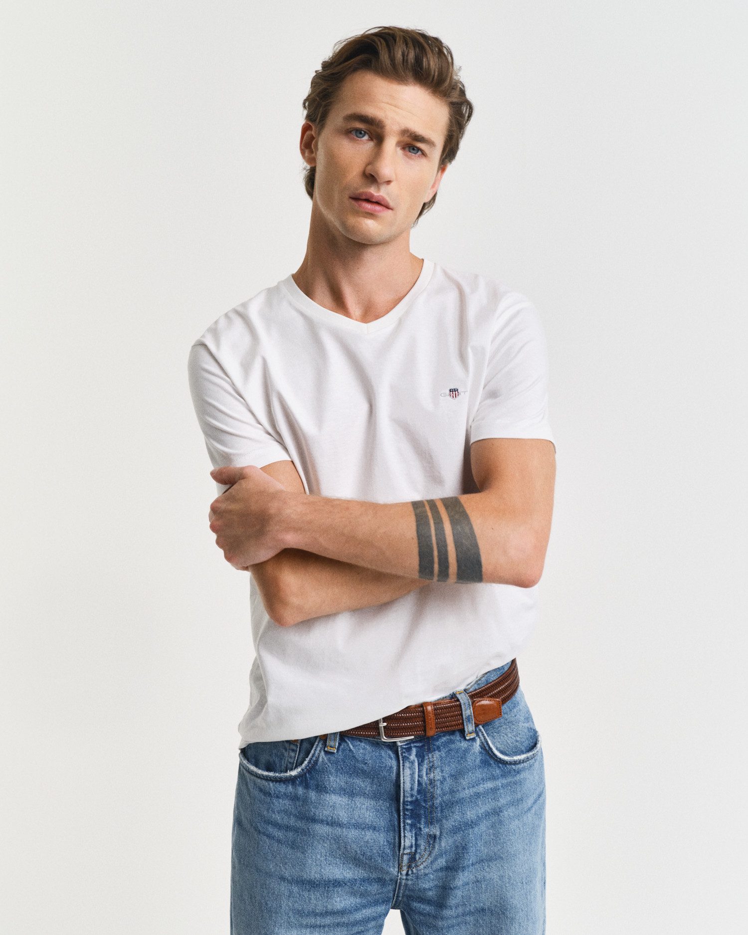 Gant T-Shirt SLIM SHIELD V-NECK T-SHIRT mit einer kleinen Logostickerei auf günstig online kaufen