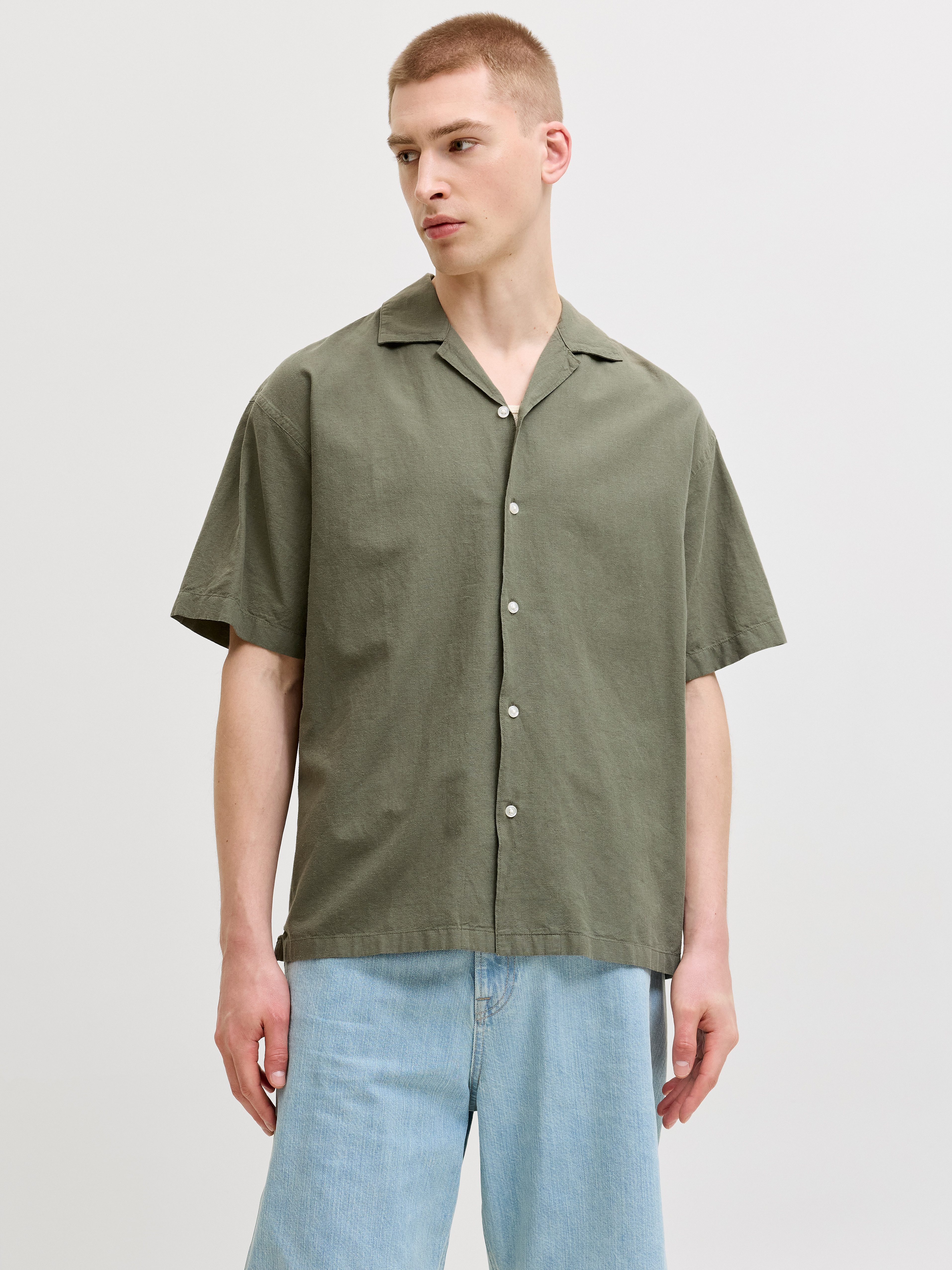 Jack & Jones Kurzarmhemd JJEBREEZE LINEN BLEND RESORT SHIRT SS SN mit Knopfleiste