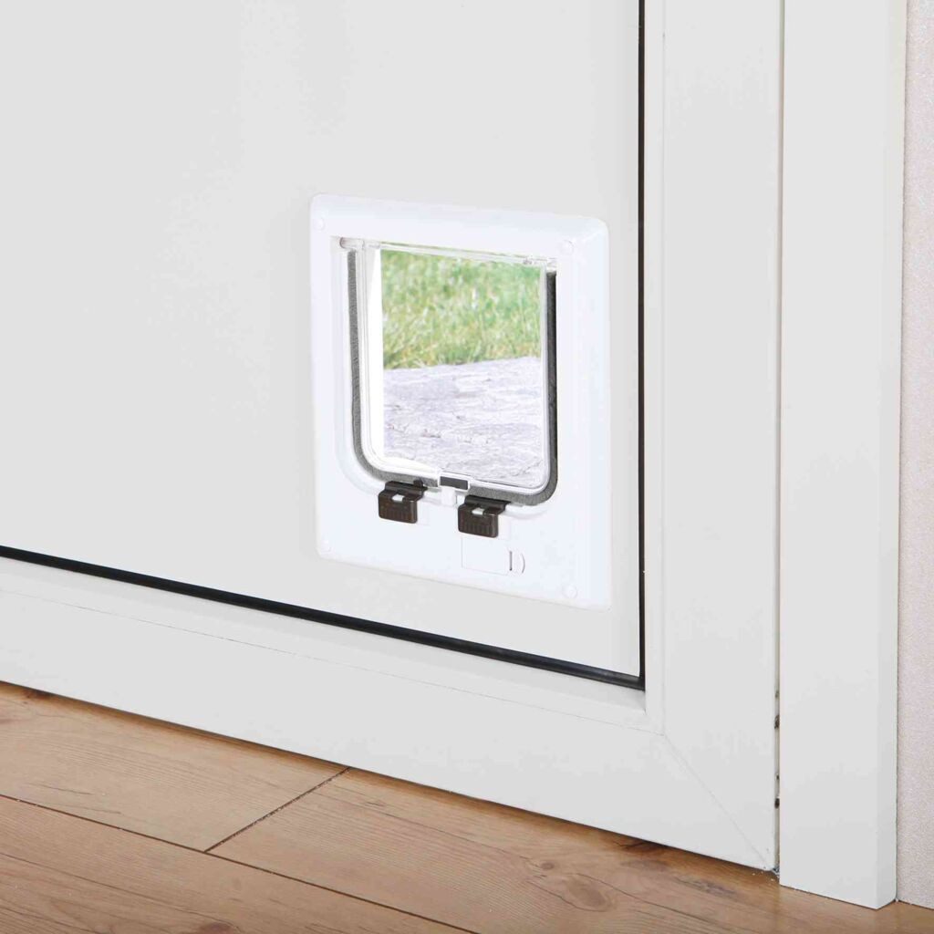TRIXIE Katzenklappe 4-Wege Freilauftür, elektromagnetisch - weiß - 21,1 × 24,4 cm