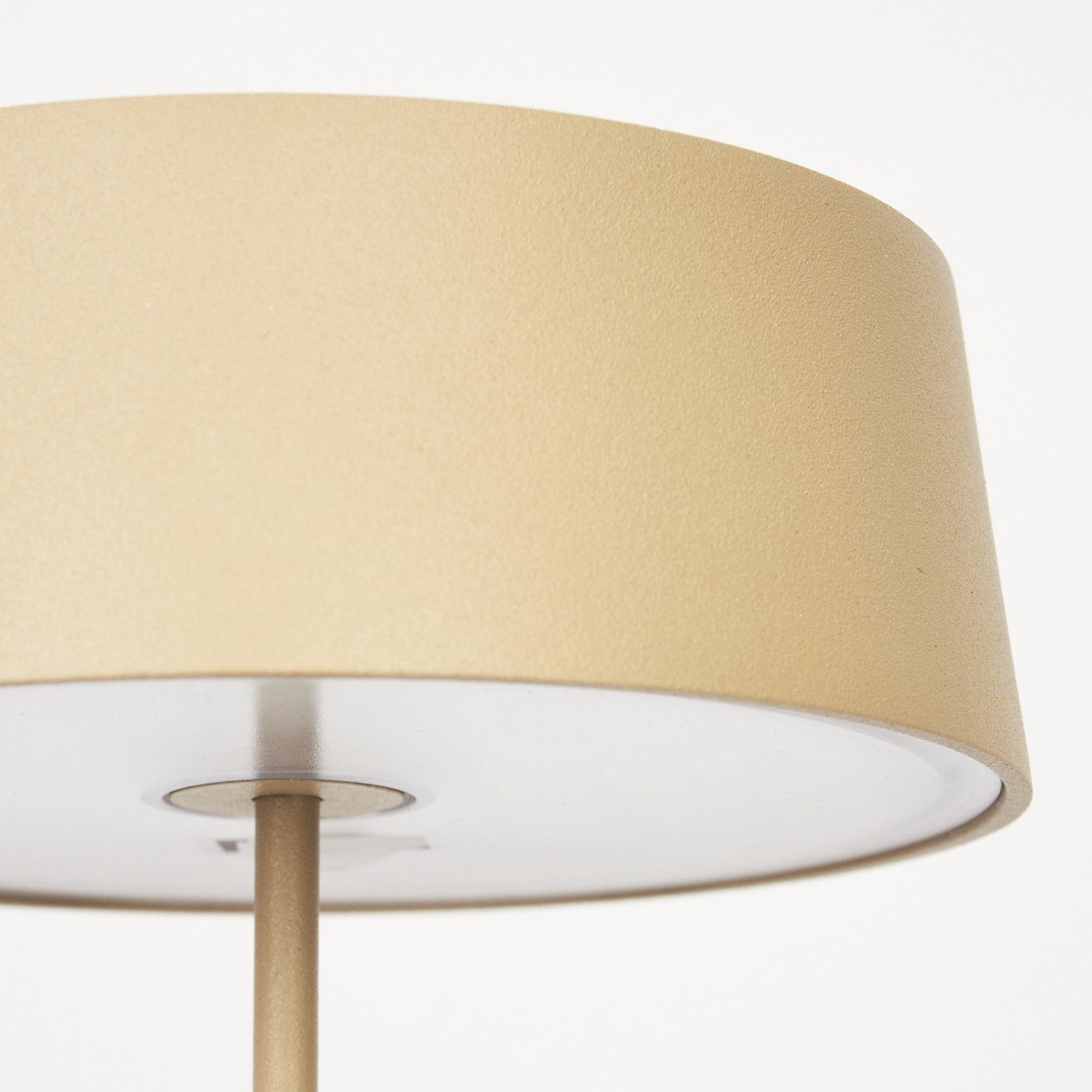hofstein Außen-Tischleuchte dimmbare Tischleuchte aus Metall in Goldfarben/Weiß, LED fest integriert, mit USB-C, Akku und Ladefunktion, Touchdimmer, IP54