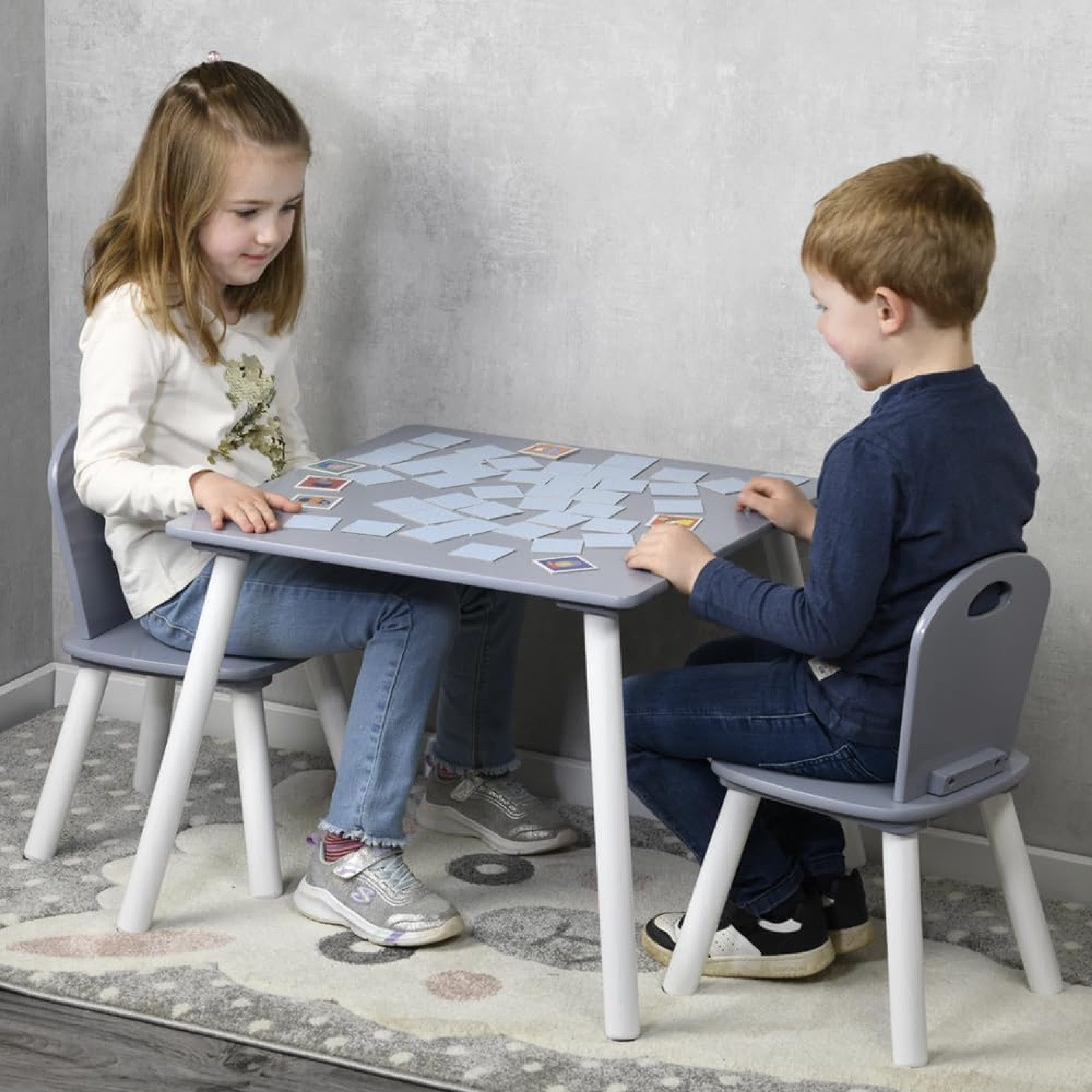 Kesper Kindertisch Kindersitzgruppe für kleine Abenteurer, inklusive zwei Stühlen, Grau, robuste Faserplatte, 55x55x45 cm, perfekt für kreative Spielstunden