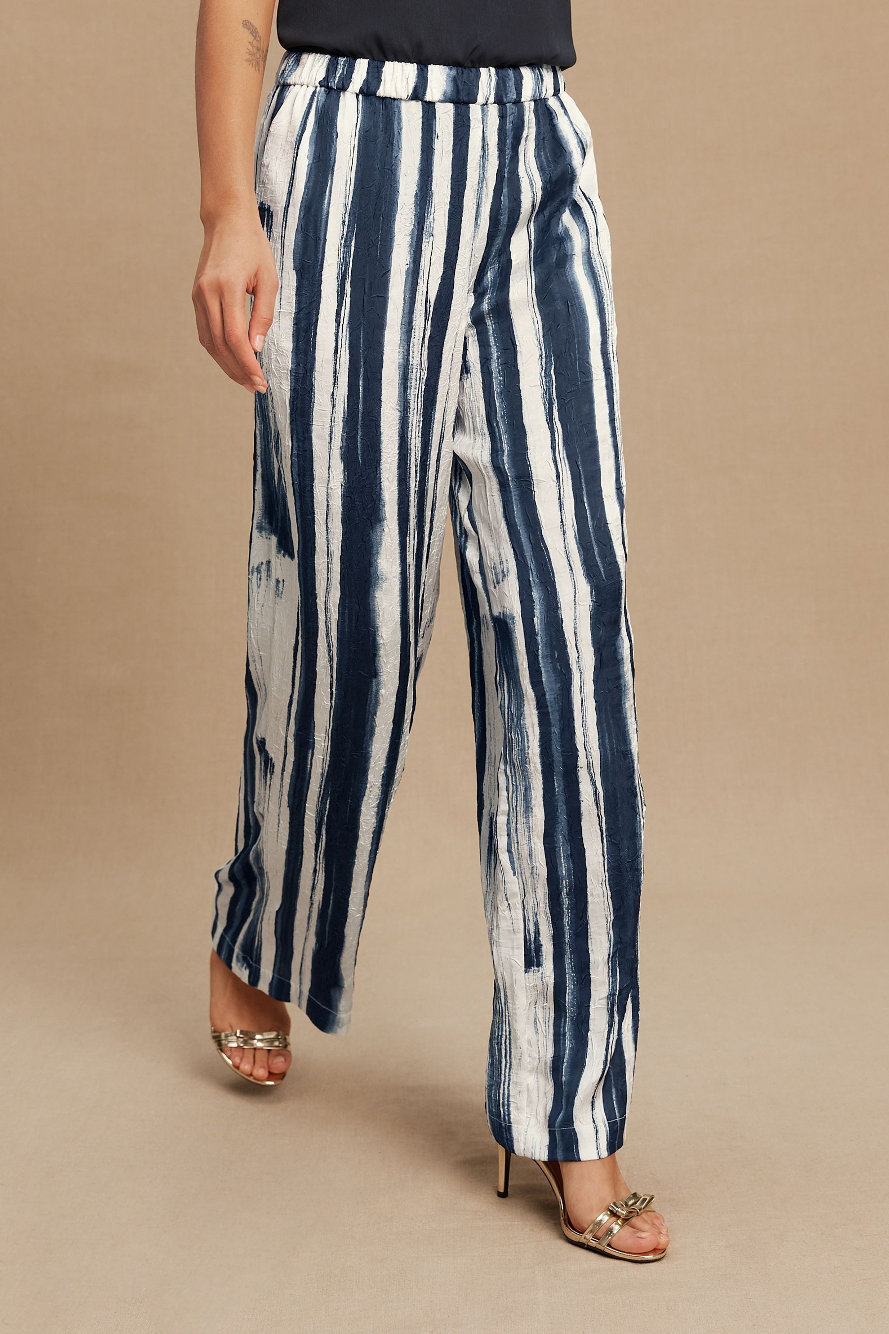 Next Dehnbund-Hose Satinhose mit weitem Bein in Knitteroptik (1-tlg)