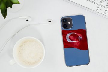 MuchoWow Handyhülle Eine türkische Flagge am blauen Himmel, Handyhülle Apple iPhone 12, Smartphone-Bumper, Print, Handy