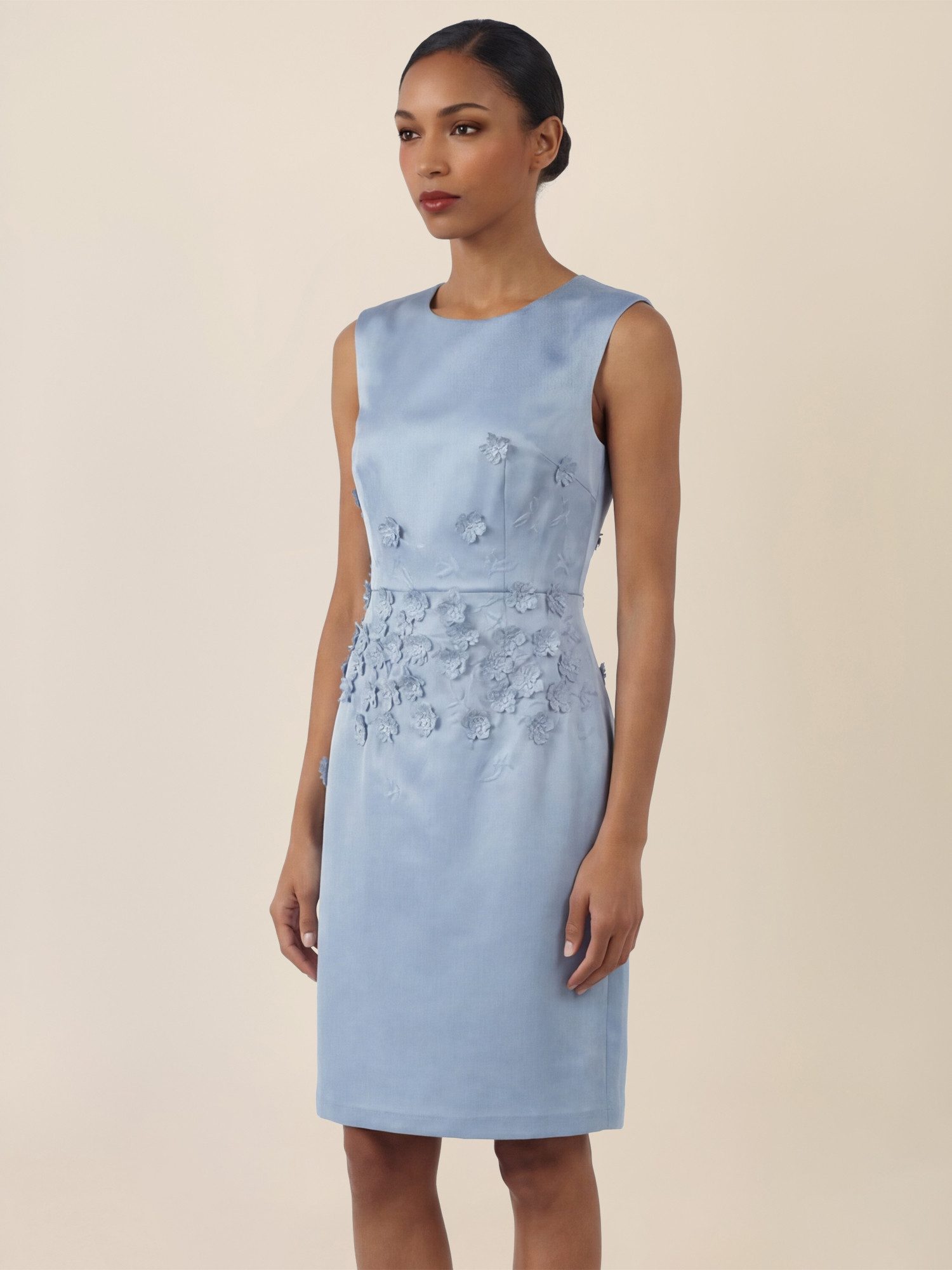 Apart Etuikleid mit 3D-Blütenstickerei