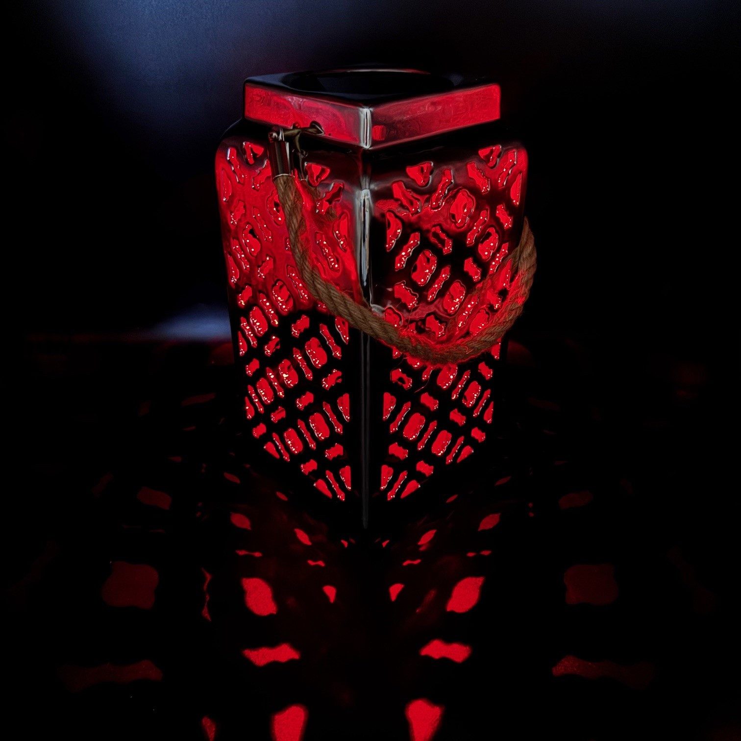 Online-Fuchs LED Laterne aus Metall mit Solarbeleuchtung - Outdoor - 27 cm groß, Warmweiß oder seichter Farbwechsel, wählbar, dekorativen Ausstanzungen für Licht- und Schatteneffekte