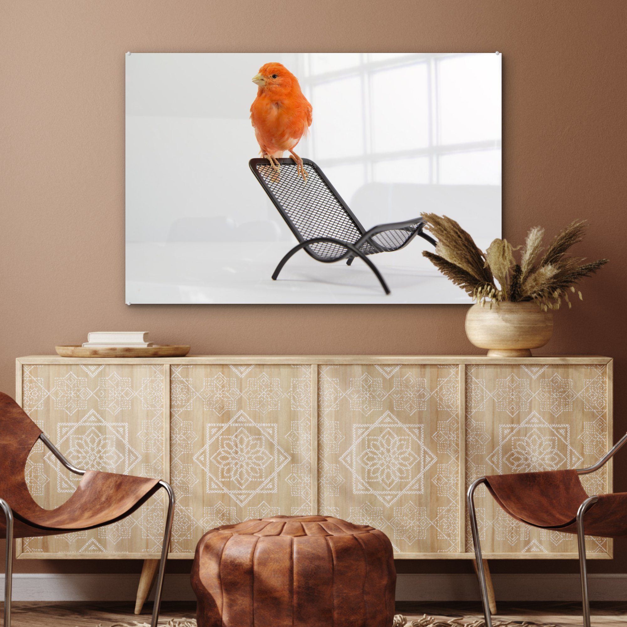 MuchoWow Acrylglasbild Roter Schlafzimmer Stuhl, auf & Kanarienvogel St), einem (1 Wohnzimmer Acrylglasbilder
