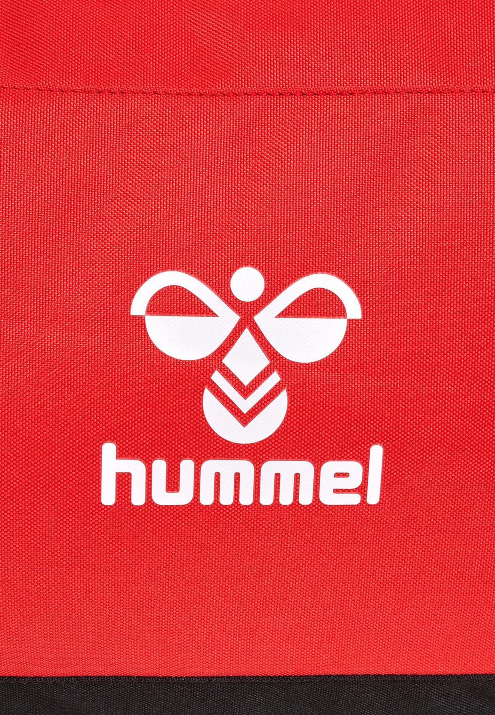 hummel Sporttasche Sporttasche mit Schultergurt und stabilem Boden (sportlich), hmlCORE 2.0 SPORTS BAG